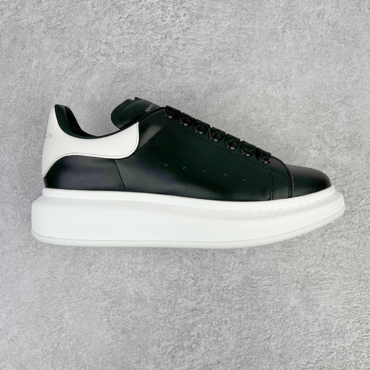 真标💰130 150 公司级💰200 纯原💰280 顶级💰450 Alexander McQueen/亚历山大麦昆
松糕鞋厚底增高小白鞋 垫脚 回弹度到位 耐磨又舒适 鞋底厚4.5cm 工厂店 直营店
Alexander McQueen/亚历山大麦昆 松糕鞋厚底增高小白鞋 进口丝绸亚光皮面 水染羊皮内里 牛皮垫脚 回弹度到位 耐磨又舒适 鞋底厚4.5cm 全套原版包装 配件齐全 官方一致 凹凸定制正品原盒包装 右脚鞋舌嵌入防伪芯片装置 外盒鞋标官方二维码扫码+防伪芯片 尺码：35/45
编码：by2936030 耐克 阿迪达斯 三叶草 椰子350 v2 sb dunk 古驰脏脏鞋 麦昆 匡威1970s 万斯 vans 范斯 新百伦 乔丹 air jordan 亚瑟士 斯凯奇 斐乐 彪马 锐步 mlb fila 鬼冢虎 莆田鞋 板鞋 樱花粉 af1 高帮 纯白 复古 满天星 解构 鞋盾 小麦色 蓝粉 马卡龙 低帮 独角兽 鸳鸯 联名 童鞋 冰淇淋 骨白冰蓝 白蓝 黑色 小白鞋 电玩像素 黑白 涂鸦 镭射 雾霾 白色 diy 1970s 夜光 大童 泼墨 中帮 黑武士 洛克公园 魔术贴 情侣 经典 四钩 奶咖色 刮刮乐 白丝绸 白银 3m 反光 白绿夜光 白橙双钩 小雏菊 权志龙 白绿橙 off white 飞线 金钩 冰块 小银钩 笑脸 缝线 剪纸 纯黑 蓝丝绸 情人节限定 白金 蓝白 354 黑曜石 熊猫 像素 冰蓝 四小勾 水晶底 寿桃 洞洞鞋 彩虹像素 灰色 air force 1 黑色 拖鞋 aj4 aj35 aj11 篮球鞋 莆田 aj3 aj6 aj13 aj7 童鞋 儿童鞋 aj312 aj36 黑白奥利奥 传奇蓝 aj32 限量版 飞人拖鞋 康扣 熊猫 北卡蓝 low 白水泥 藤原浩 aj34郭艾伦 影子灰 蒂芙尼绿 aj10 倒钩 aj9 冰雪奇缘 黑曜石 aj31 aj270 球鞋 大魔王 冰激凌 樱木花道 热熔岩 迪奥联名 胭脂红 凉鞋 aj15 满天星 水泥灰 芝加哥 鸳鸯 aj28 情侣 aj28 樱花粉 电玩像素 北卡蓝 小迪奥 粉色 樱花粉 电玩像素 烟灰 变色龙 兵马俑 大巴黎 aj16 兔八哥 马卡龙 大学蓝 aj30 黑水泥 白蛇 叶绿素 火影 白水泥 情人节限定 粉蛇 黑红 球鞋gtcut kobe球鞋 zoom kobe 500黑武士 2022r nike星空 gt球鞋 zoom跑鞋 纽巴伦990 nikecourt女鞋 zoom aj1 nb827 斐乐hike nike青花瓷 aj镭射 科6 next跑鞋 宇航员2.0 小白鞋 男鞋 运动鞋 斯凯奇 斐乐 板鞋 aj 彪马 新百伦 亚瑟士 new balance adidas 阿迪达斯 篮球鞋 空军一号 纯白 跑步鞋 vision street wear puma 女运动休闲鞋 nb 情侣鞋 球鞋 dunk 美津浓 欧文7 运动鞋女款跑步鞋 休闲男鞋 aj1 拖鞋 耐克鞋男新款 鞋子 童鞋 男款 飞马 zoom 超级飞马 跑鞋 老爹鞋 air max 儿童鞋子 男士 飞马38 m2k 日落 黑白熊猫 女款 飞马39 男款 阿甘鞋 飞马37 夏季 dunk sb 华夫鞋 凉鞋 开拓者 夏款 毛毛虫 气垫 air zoom 休闲鞋 高帮 帆布鞋 sacai 2022 vapormax 赤足 飞马36 af1 紫葡萄 树莓紫 winflo8 court女鞋 网鞋 zoom 破二 dc0774 拖鞋 superfly 子弹头 dunk黑白熊猫 blazer max270 欧文7 小童鞋 阿尔法 欧文8 登月 星空 莆田 黑武士 airmax97 贝壳头 三叶草 boost forum 椰子鞋 yeezy neo 暗夜精灵 金标 椰子 350 v2 ultraboost 清风 阿尔法 涉水鞋 ub21 ub22 forum84 ub nmd 爆米花 pro2 cut supernova x9000 椰子500 小椰子 forum low 史密斯 椰子700 樱花系列女鞋 新百伦530 327 574 5740 满天星 992 550 990 303 nb2002ra 302 元祖灰 993 990v5 nb300 ms327 580 999 nb327新百伦 新百伦878 nb300 5740奶茶色 m5740nb5740 997 608 452 nbms327 992元祖灰 996 880 低帮 倒钩 aj1 low 北卡蓝 黑曜石 倒钩藤原浩鞋 芝加哥 禁穿 小迪奥aj1 aj1大学蓝 樱花粉 烟灰 闪电倒钩 mid 影子灰 白丝绸 黑红脚趾 黑红 马卡龙 小dior 蒂芙尼绿 黑脚趾 小摩卡 蜘蛛侠 兔八哥 莆田纯原 纯白 中帮 黑粉脚趾 鸳鸯 low摩卡棕 扣碎 倒钩低帮 小闪电 凯尔特人 芝加哥ow联名 灰白 红豆奶茶 叛逆 换底 扣碎篮板 摩卡棕 迪奥联名鞋 皇家蓝 低帮女鞋倒钩白棕 泡泡糖 黑粉脚趾 北卡蓝低帮 黑绿脚趾 影子灰 蒂芙尼绿 黑脚趾 浆果粉 扣碎篮板 鸳鸯 冰淇淋 白丝绸 激光蓝 offwhite联名 黑粉脚趾 蓝 水洗丹宁 情人节 午夜蓝 凯尔特人 泡泡糖 男鞋 女鞋 夏季 儿童 拖鞋 小众鞋 篮球鞋 凉鞋 运动鞋 跑步鞋 童鞋 板鞋 日落 足球鞋 小白鞋 跑鞋 老爹鞋 zoom 超级飞马 36 37 38 sb dunk 鞋子 新款 m2k air max 薄款 赤足5.0 星空 登月 回到未来 vapormax 超轻 网鞋 气垫鞋 阿甘鞋 休闲鞋 47 blazer 高帮 樱花粉 free