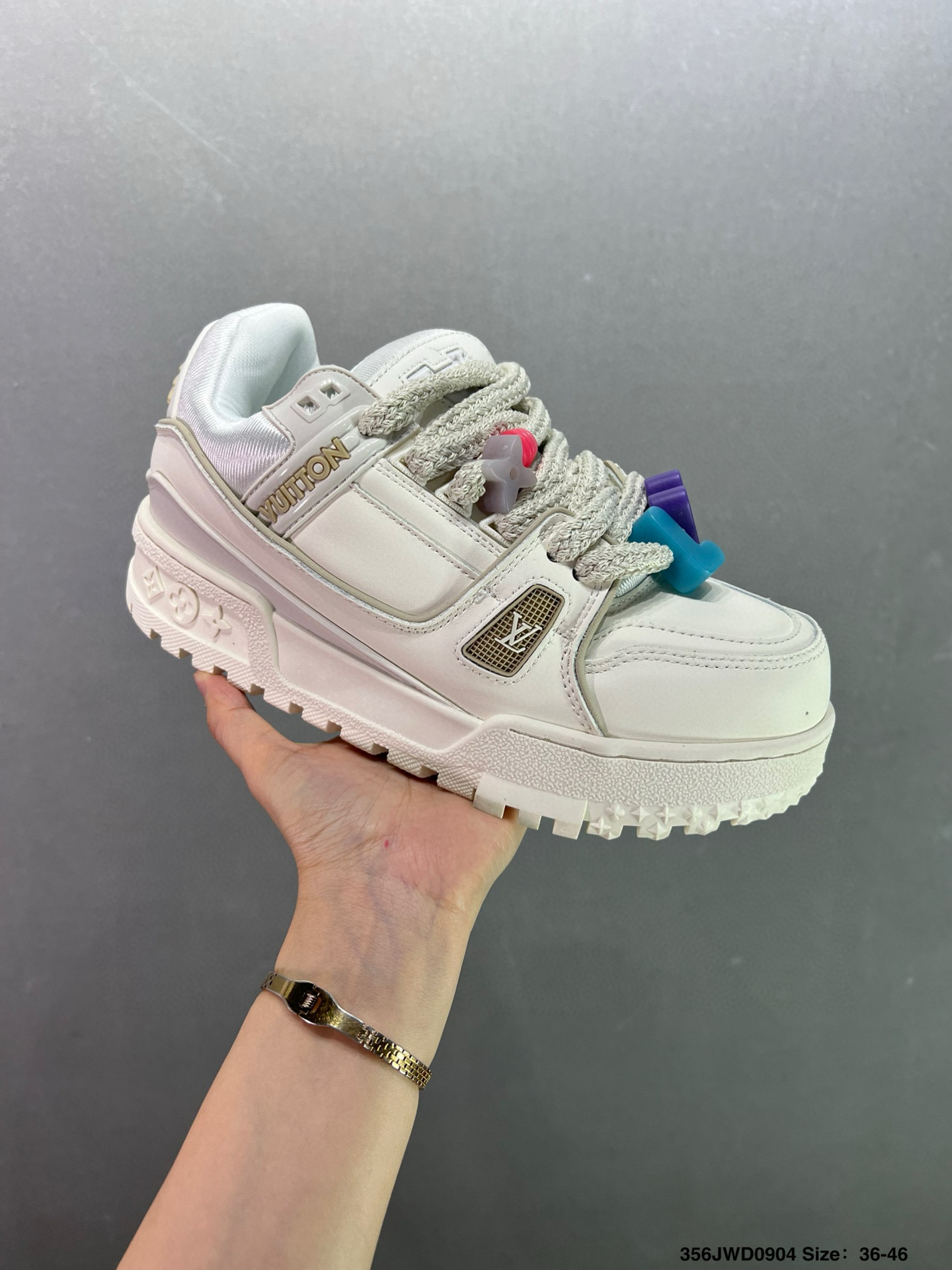 公司级💰180 纯原💰380 450 顶级💰550
路易威登/Louis Vuitton LV路易威登板鞋 
新款 LV Trainer最新配色运动鞋 L家 篮球鞋风格运动鞋 该鞋由艺术总监 VIRGIL ABLOH设计 垫脚聚米微料加透气英伦网布 细节原版一致 工厂店 直营店Size:36-46 ID:356JWD0904耐克 阿迪达斯 三叶草 椰子350 v2 sb dunk 古驰脏脏鞋 麦昆 匡威1970s 万斯 vans 范斯 新百伦 乔丹 air jordan 亚瑟士 斯凯奇 斐乐 彪马 锐步 mlb fila 鬼冢虎 莆田鞋 板鞋 樱花粉 af1 高帮 纯白 复古 满天星 解构 鞋盾 小麦色 蓝粉 马卡龙 低帮 独角兽 鸳鸯 联名 童鞋 冰淇淋 骨白冰蓝 白蓝 黑色 小白鞋 电玩像素 黑白 涂鸦 镭射 雾霾 白色 diy 1970s 夜光 大童 泼墨 中帮 黑武士 洛克公园 魔术贴 情侣 经典 四钩 奶咖色 刮刮乐 白丝绸 白银 3m 反光 白绿夜光 白橙双钩 小雏菊 权志龙 白绿橙 off white 飞线 金钩 冰块 小银钩 笑脸 缝线 剪纸 纯黑 蓝丝绸 情人节限定 白金 蓝白 354 黑曜石 熊猫 像素 冰蓝 四小勾 水晶底 寿桃 洞洞鞋 彩虹像素 灰色 air force 1 黑色 拖鞋 aj4 aj35 aj11 篮球鞋 莆田 aj3 aj6 aj13 aj7 童鞋 儿童鞋 aj312 aj36 黑白奥利奥 传奇蓝 aj32 限量版 飞人拖鞋 康扣 熊猫 北卡蓝 low 白水泥 藤原浩 aj34郭艾伦 影子灰 蒂芙尼绿 aj10 倒钩 aj9 冰雪奇缘 黑曜石 aj31 aj270 球鞋 大魔王 冰激凌 樱木花道 热熔岩 迪奥联名 胭脂红 凉鞋 aj15 满天星 水泥灰 芝加哥 鸳鸯 aj28 情侣 aj28 樱花粉 电玩像素 北卡蓝 小迪奥 粉色 樱花粉 电玩像素 烟灰 变色龙 兵马俑 大巴黎 aj16 兔八哥 马卡龙 大学蓝 aj30 黑水泥 白蛇 叶绿素 火影 白水泥 情人节限定 粉蛇 黑红 球鞋gtcut kobe球鞋 zoom kobe 500黑武士 2022r nike星空 gt球鞋 zoom跑鞋 纽巴伦990 nikecourt女鞋 zoom aj1 nb827 斐乐hike nike青花瓷 aj镭射 科6 next跑鞋 宇航员2.0 小白鞋 男鞋 运动鞋 斯凯奇 斐乐 板鞋 aj 彪马 新百伦 亚瑟士 new balance adidas 阿迪达斯 篮球鞋 空军一号 纯白 跑步鞋 vision street wear puma 女运动休闲鞋 nb 情侣鞋 球鞋 dunk 美津浓 欧文7 运动鞋女款跑步鞋 休闲男鞋 aj1 拖鞋 耐克鞋男新款 鞋子 童鞋 男款 飞马 zoom 超级飞马 跑鞋 老爹鞋 air max 儿童鞋子 男士 飞马38 m2k 日落 黑白熊猫 女款 飞马39 男款 阿甘鞋 飞马37 夏季 dunk sb 华夫鞋 凉鞋 开拓者 夏款 毛毛虫 气垫 air zoom 休闲鞋 高帮 帆布鞋 sacai 2022 
