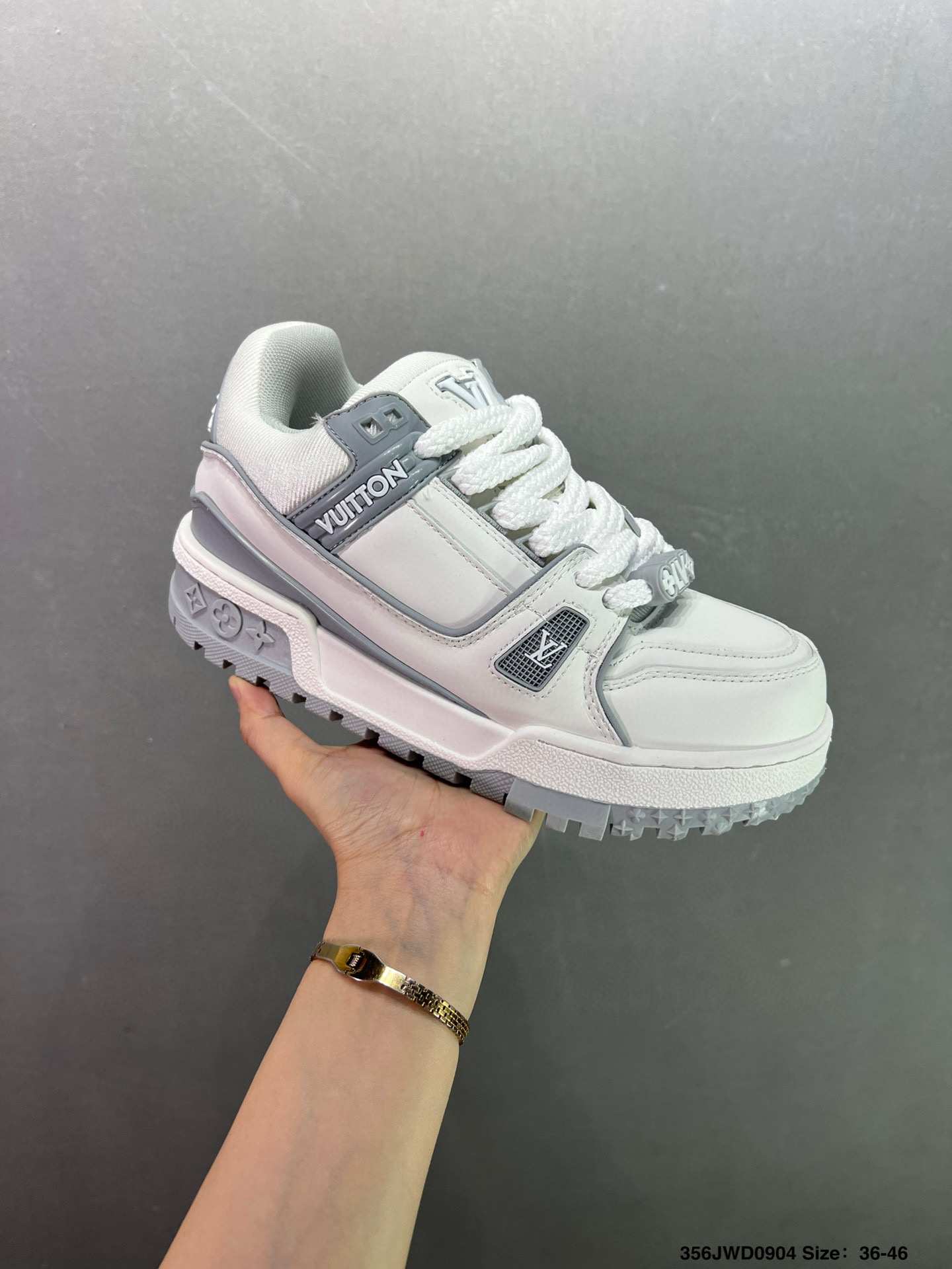 公司级💰180 纯原💰380 450 顶级💰550
路易威登/Louis Vuitton LV路易威登板鞋 
新款 LV Trainer最新配色运动鞋 L家 篮球鞋风格运动鞋 该鞋由艺术总监 VIRGIL ABLOH设计 垫脚聚米微料加透气英伦网布 细节原版一致 工厂店 直营店Size:36-46 ID:356JWD0904耐克 阿迪达斯 三叶草 椰子350 v2 sb dunk 古驰脏脏鞋 麦昆 匡威1970s 万斯 vans 范斯 新百伦 乔丹 air jordan 亚瑟士 斯凯奇 斐乐 彪马 锐步 mlb fila 鬼冢虎 莆田鞋 板鞋 樱花粉 af1 高帮 纯白 复古 满天星 解构 鞋盾 小麦色 蓝粉 马卡龙 低帮 独角兽 鸳鸯 联名 童鞋 冰淇淋 骨白冰蓝 白蓝 黑色 小白鞋 电玩像素 黑白 涂鸦 镭射 雾霾 白色 diy 1970s 夜光 大童 泼墨 中帮 黑武士 洛克公园 魔术贴 情侣 经典 四钩 奶咖色 刮刮乐 白丝绸 白银 3m 反光 白绿夜光 白橙双钩 小雏菊 权志龙 白绿橙 off white 飞线 金钩 冰块 小银钩 笑脸 缝线 剪纸 纯黑 蓝丝绸 情人节限定 白金 蓝白 354 黑曜石 熊猫 像素 冰蓝 四小勾 水晶底 寿桃 洞洞鞋 彩虹像素 灰色 air force 1 黑色 拖鞋 aj4 aj35 aj11 篮球鞋 莆田 aj3 aj6 aj13 aj7 童鞋 儿童鞋 aj312 aj36 黑白奥利奥 传奇蓝 aj32 限量版 飞人拖鞋 康扣 熊猫 北卡蓝 low 白水泥 藤原浩 aj34郭艾伦 影子灰 蒂芙尼绿 aj10 倒钩 aj9 冰雪奇缘 黑曜石 aj31 aj270 球鞋 大魔王 冰激凌 樱木花道 热熔岩 迪奥联名 胭脂红 凉鞋 aj15 满天星 水泥灰 芝加哥 鸳鸯 aj28 情侣 aj28 樱花粉 电玩像素 北卡蓝 小迪奥 粉色 樱花粉 电玩像素 烟灰 变色龙 兵马俑 大巴黎 aj16 兔八哥 马卡龙 大学蓝 aj30 黑水泥 白蛇 叶绿素 火影 白水泥 情人节限定 粉蛇 黑红 球鞋gtcut kobe球鞋 zoom kobe 500黑武士 2022r nike星空 gt球鞋 zoom跑鞋 纽巴伦990 nikecourt女鞋 zoom aj1 nb827 斐乐hike nike青花瓷 aj镭射 科6 next跑鞋 宇航员2.0 小白鞋 男鞋 运动鞋 斯凯奇 斐乐 板鞋 aj 彪马 新百伦 亚瑟士 new balance adidas 阿迪达斯 篮球鞋 空军一号 纯白 跑步鞋 vision street wear puma 女运动休闲鞋 nb 情侣鞋 球鞋 dunk 美津浓 欧文7 运动鞋女款跑步鞋 休闲男鞋 aj1 拖鞋 耐克鞋男新款 鞋子 童鞋 男款 飞马 zoom 超级飞马 跑鞋 老爹鞋 air max 儿童鞋子 男士 飞马38 m2k 日落 黑白熊猫 女款 飞马39 男款 阿甘鞋 飞马37 夏季 dunk sb 华夫鞋 凉鞋 开拓者 夏款 毛毛虫 气垫 air zoom 休闲鞋 高帮 帆布鞋 sacai 2022 