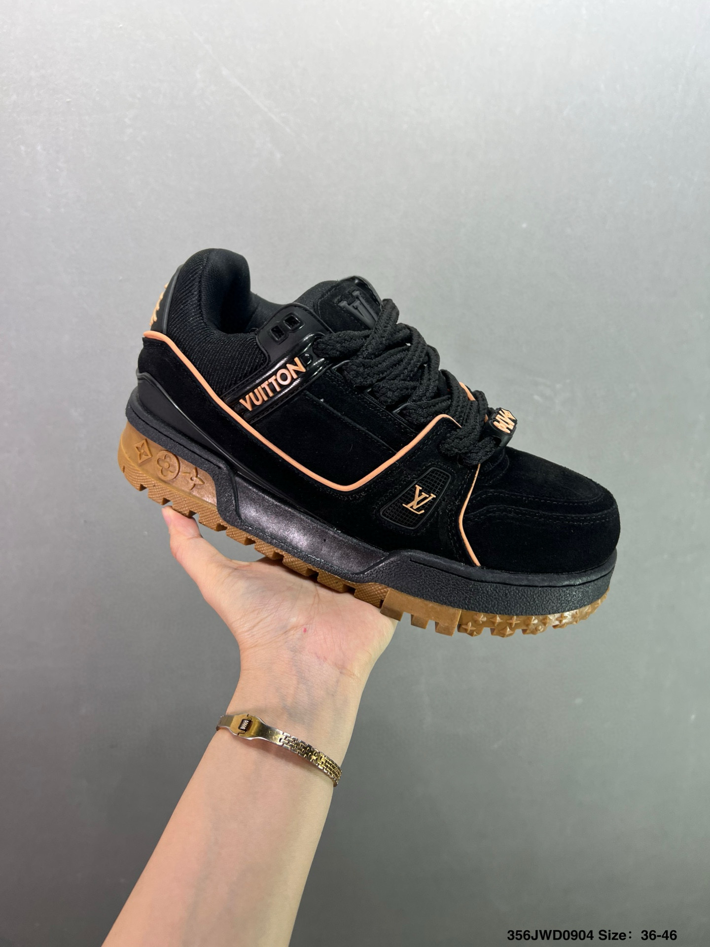 公司级💰180 纯原💰380 450 顶级💰550
路易威登/Louis Vuitton LV路易威登板鞋 
新款 LV Trainer最新配色运动鞋 L家 篮球鞋风格运动鞋 该鞋由艺术总监 VIRGIL ABLOH设计 垫脚聚米微料加透气英伦网布 细节原版一致 工厂店 直营店Size:36-46 ID:356JWD0904耐克 阿迪达斯 三叶草 椰子350 v2 sb dunk 古驰脏脏鞋 麦昆 匡威1970s 万斯 vans 范斯 新百伦 乔丹 air jordan 亚瑟士 斯凯奇 斐乐 彪马 锐步 mlb fila 鬼冢虎 莆田鞋 板鞋 樱花粉 af1 高帮 纯白 复古 满天星 解构 鞋盾 小麦色 蓝粉 马卡龙 低帮 独角兽 鸳鸯 联名 童鞋 冰淇淋 骨白冰蓝 白蓝 黑色 小白鞋 电玩像素 黑白 涂鸦 镭射 雾霾 白色 diy 1970s 夜光 大童 泼墨 中帮 黑武士 洛克公园 魔术贴 情侣 经典 四钩 奶咖色 刮刮乐 白丝绸 白银 3m 反光 白绿夜光 白橙双钩 小雏菊 权志龙 白绿橙 off white 飞线 金钩 冰块 小银钩 笑脸 缝线 剪纸 纯黑 蓝丝绸 情人节限定 白金 蓝白 354 黑曜石 熊猫 像素 冰蓝 四小勾 水晶底 寿桃 洞洞鞋 彩虹像素 灰色 air force 1 黑色 拖鞋 aj4 aj35 aj11 篮球鞋 莆田 aj3 aj6 aj13 aj7 童鞋 儿童鞋 aj312 aj36 黑白奥利奥 传奇蓝 aj32 限量版 飞人拖鞋 康扣 熊猫 北卡蓝 low 白水泥 藤原浩 aj34郭艾伦 影子灰 蒂芙尼绿 aj10 倒钩 aj9 冰雪奇缘 黑曜石 aj31 aj270 球鞋 大魔王 冰激凌 樱木花道 热熔岩 迪奥联名 胭脂红 凉鞋 aj15 满天星 水泥灰 芝加哥 鸳鸯 aj28 情侣 aj28 樱花粉 电玩像素 北卡蓝 小迪奥 粉色 樱花粉 电玩像素 烟灰 变色龙 兵马俑 大巴黎 aj16 兔八哥 马卡龙 大学蓝 aj30 黑水泥 白蛇 叶绿素 火影 白水泥 情人节限定 粉蛇 黑红 球鞋gtcut kobe球鞋 zoom kobe 500黑武士 2022r nike星空 gt球鞋 zoom跑鞋 纽巴伦990 nikecourt女鞋 zoom aj1 nb827 斐乐hike nike青花瓷 aj镭射 科6 next跑鞋 宇航员2.0 小白鞋 男鞋 运动鞋 斯凯奇 斐乐 板鞋 aj 彪马 新百伦 亚瑟士 new balance adidas 阿迪达斯 篮球鞋 空军一号 纯白 跑步鞋 vision street wear puma 女运动休闲鞋 nb 情侣鞋 球鞋 dunk 美津浓 欧文7 运动鞋女款跑步鞋 休闲男鞋 aj1 拖鞋 耐克鞋男新款 鞋子 童鞋 男款 飞马 zoom 超级飞马 跑鞋 老爹鞋 air max 儿童鞋子 男士 飞马38 m2k 日落 黑白熊猫 女款 飞马39 男款 阿甘鞋 飞马37 夏季 dunk sb 华夫鞋 凉鞋 开拓者 夏款 毛毛虫 气垫 air zoom 休闲鞋 高帮 帆布鞋 sacai 2022 