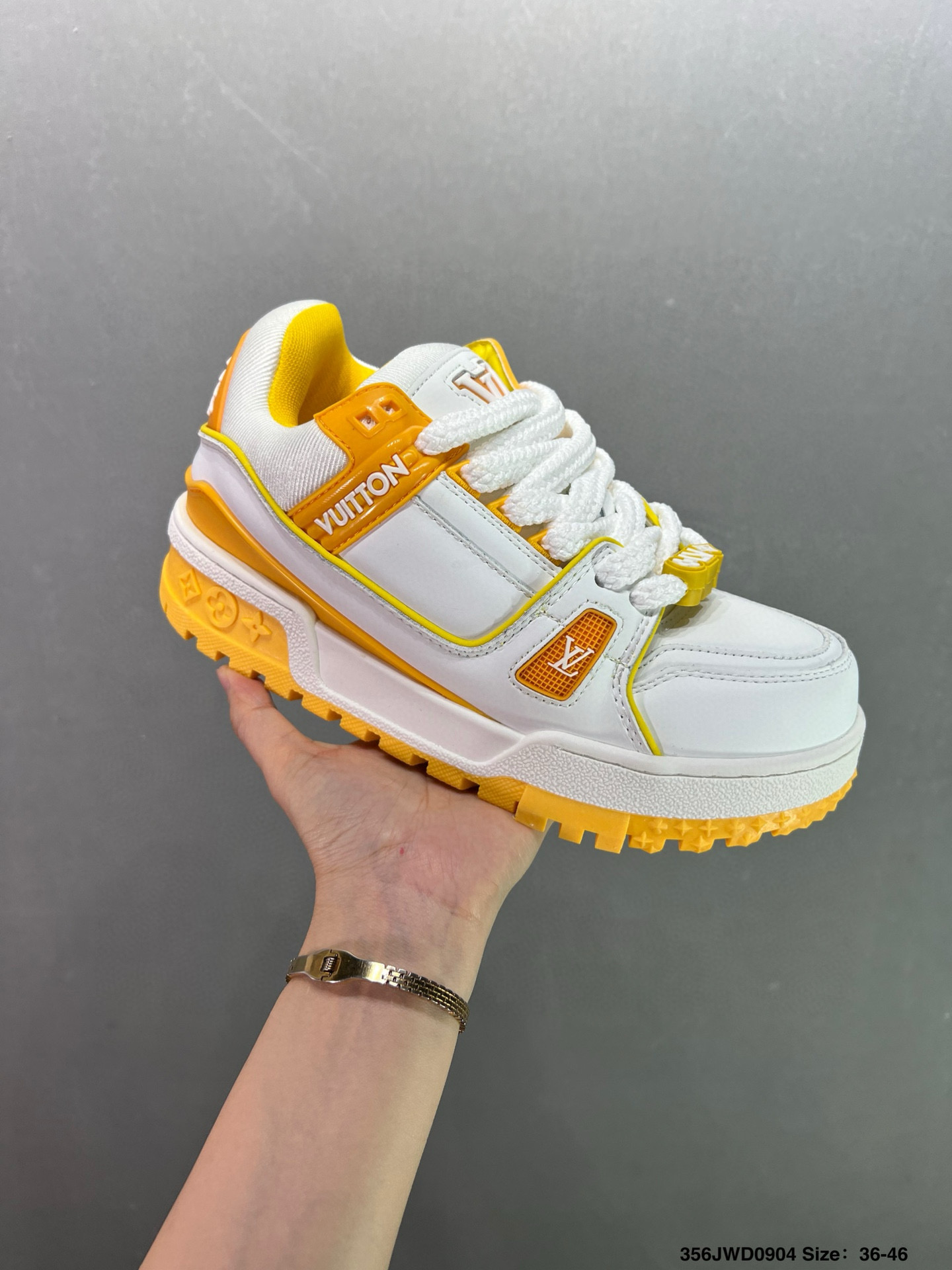公司级💰180 纯原💰380 450 顶级💰550
路易威登/Louis Vuitton LV路易威登板鞋 
新款 LV Trainer最新配色运动鞋 L家 篮球鞋风格运动鞋 该鞋由艺术总监 VIRGIL ABLOH设计 垫脚聚米微料加透气英伦网布 细节原版一致 工厂店 直营店Size:36-46 ID:356JWD0904耐克 阿迪达斯 三叶草 椰子350 v2 sb dunk 古驰脏脏鞋 麦昆 匡威1970s 万斯 vans 范斯 新百伦 乔丹 air jordan 亚瑟士 斯凯奇 斐乐 彪马 锐步 mlb fila 鬼冢虎 莆田鞋 板鞋 樱花粉 af1 高帮 纯白 复古 满天星 解构 鞋盾 小麦色 蓝粉 马卡龙 低帮 独角兽 鸳鸯 联名 童鞋 冰淇淋 骨白冰蓝 白蓝 黑色 小白鞋 电玩像素 黑白 涂鸦 镭射 雾霾 白色 diy 1970s 夜光 大童 泼墨 中帮 黑武士 洛克公园 魔术贴 情侣 经典 四钩 奶咖色 刮刮乐 白丝绸 白银 3m 反光 白绿夜光 白橙双钩 小雏菊 权志龙 白绿橙 off white 飞线 金钩 冰块 小银钩 笑脸 缝线 剪纸 纯黑 蓝丝绸 情人节限定 白金 蓝白 354 黑曜石 熊猫 像素 冰蓝 四小勾 水晶底 寿桃 洞洞鞋 彩虹像素 灰色 air force 1 黑色 拖鞋 aj4 aj35 aj11 篮球鞋 莆田 aj3 aj6 aj13 aj7 童鞋 儿童鞋 aj312 aj36 黑白奥利奥 传奇蓝 aj32 限量版 飞人拖鞋 康扣 熊猫 北卡蓝 low 白水泥 藤原浩 aj34郭艾伦 影子灰 蒂芙尼绿 aj10 倒钩 aj9 冰雪奇缘 黑曜石 aj31 aj270 球鞋 大魔王 冰激凌 樱木花道 热熔岩 迪奥联名 胭脂红 凉鞋 aj15 满天星 水泥灰 芝加哥 鸳鸯 aj28 情侣 aj28 樱花粉 电玩像素 北卡蓝 小迪奥 粉色 樱花粉 电玩像素 烟灰 变色龙 兵马俑 大巴黎 aj16 兔八哥 马卡龙 大学蓝 aj30 黑水泥 白蛇 叶绿素 火影 白水泥 情人节限定 粉蛇 黑红 球鞋gtcut kobe球鞋 zoom kobe 500黑武士 2022r nike星空 gt球鞋 zoom跑鞋 纽巴伦990 nikecourt女鞋 zoom aj1 nb827 斐乐hike nike青花瓷 aj镭射 科6 next跑鞋 宇航员2.0 小白鞋 男鞋 运动鞋 斯凯奇 斐乐 板鞋 aj 彪马 新百伦 亚瑟士 new balance adidas 阿迪达斯 篮球鞋 空军一号 纯白 跑步鞋 vision street wear puma 女运动休闲鞋 nb 情侣鞋 球鞋 dunk 美津浓 欧文7 运动鞋女款跑步鞋 休闲男鞋 aj1 拖鞋 耐克鞋男新款 鞋子 童鞋 男款 飞马 zoom 超级飞马 跑鞋 老爹鞋 air max 儿童鞋子 男士 飞马38 m2k 日落 黑白熊猫 女款 飞马39 男款 阿甘鞋 飞马37 夏季 dunk sb 华夫鞋 凉鞋 开拓者 夏款 毛毛虫 气垫 air zoom 休闲鞋 高帮 帆布鞋 sacai 2022 