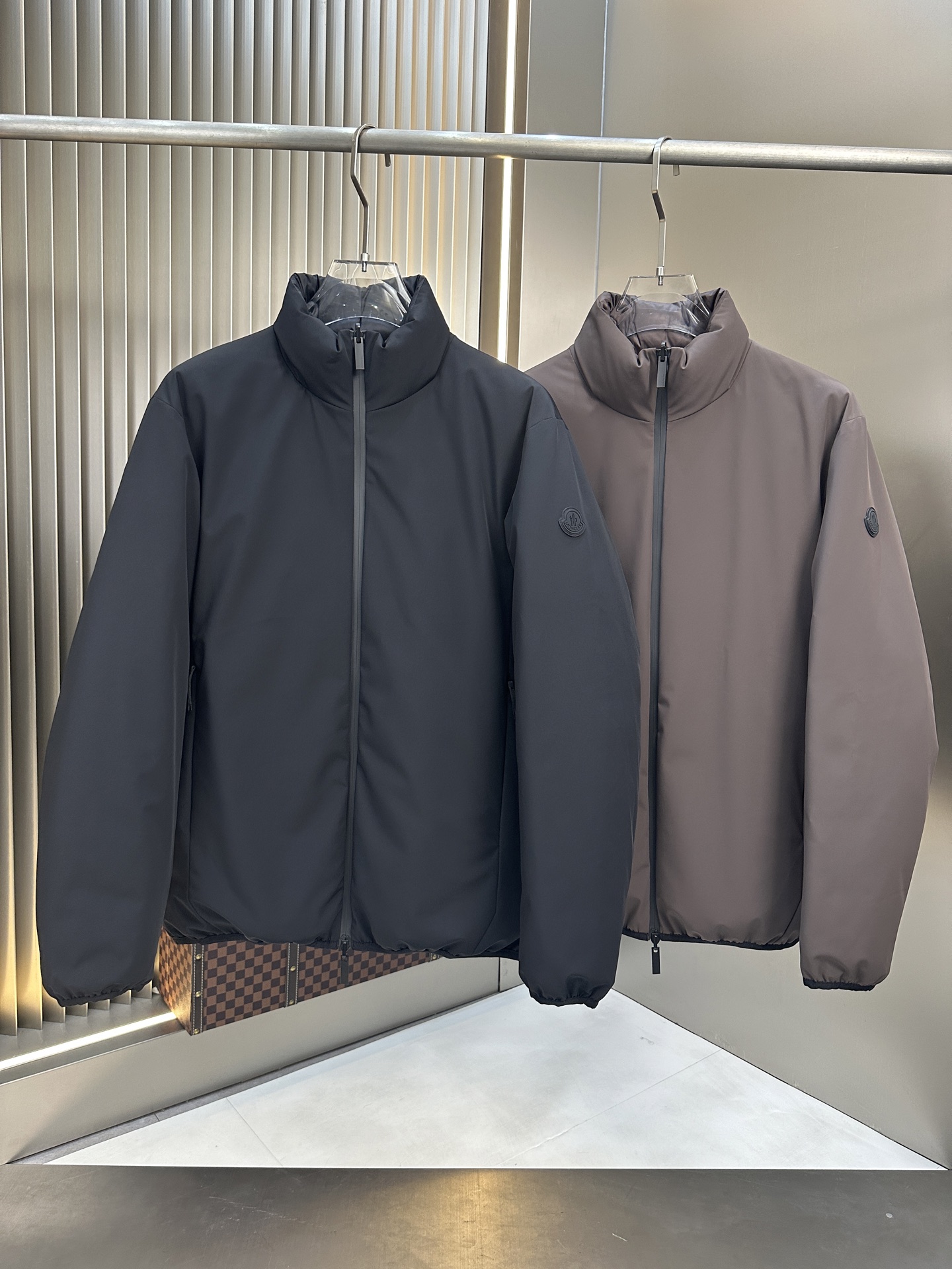 NO:515455,Hot double-sided wear. Exclusive hot new autumn and winter down jacket. Original 1:1 custom hardware accessories are fully imported and customized. Welcome to counter comparison. Absolute high quality. Use top-grade 90 white duck down, super soft, fluffy and full, super heavy fabric with a perfect fit. Pay attention to the super comfortable fabric. Exclusive model. Non-market goods. Sizes the same size for men and women. Number of sizes. XXXL, down jacket, alexander wang19860909爆款双面穿.独家爆款秋冬新款羽绒服 原版1:1订制五金配件全进口原版定制 欢迎专柜对比 绝对的高品质 采用顶级90白鸭绒 超柔软 充羽量蓬松饱满 超级重面料做工杠杠的版型完美 注意面料超舒服 独家款 非市场货 男女同款尺码码数.码数M一XXXL,,down jacket,alexander wang,Men's clothing