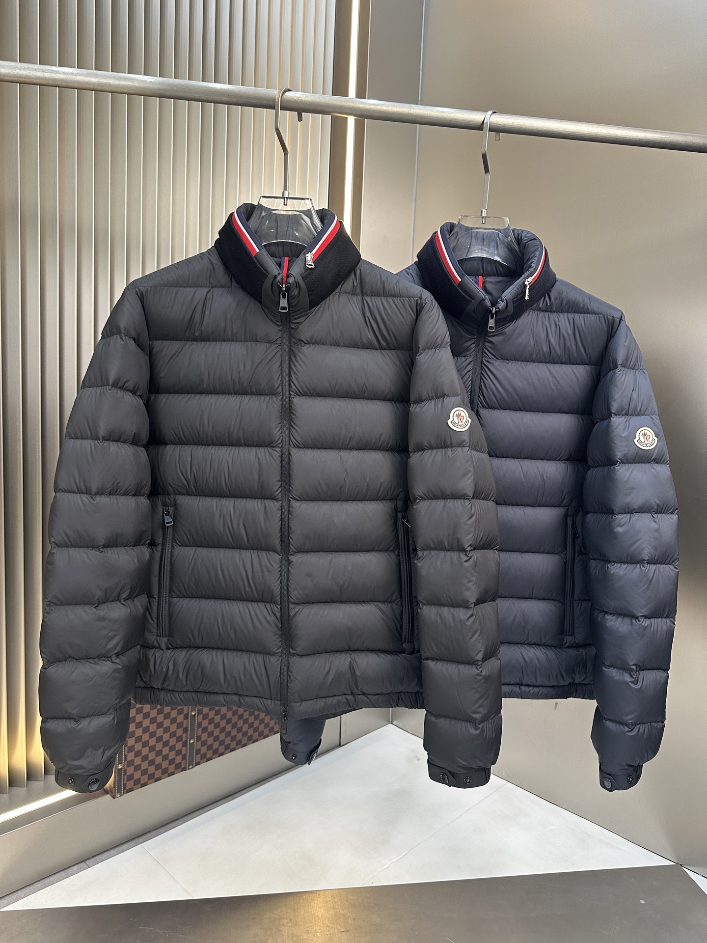 NO:515461,Exclusive new down jacket for autumn and winter. Original 1:1 customized hardware accessories are fully imported. Welcome to compare counters. Absolute high quality. Use top-grade 90 white duck down. Super soft. Flush and full. Super heavy fabric with a perfect fit. Pay attention to the super comfortable fabric. Exclusive model. Non-market goods. Sizes the same size for men and women. Number of sizes. XXXL, down jacket, alexander wang.19860909爆款独家爆款秋冬新款羽绒服 原版1:1订制五金配件全进口原版定制 欢迎专柜对比 绝对的高品质 采用顶级90白鸭绒 超柔软 充羽量蓬松饱满 超级重面料做工杠杠的版型完美 注意面料超舒服 独家款 非市场货 男女同款尺码码数.码数M一XXXL,,down jacket,alexander wang,Men's clothing