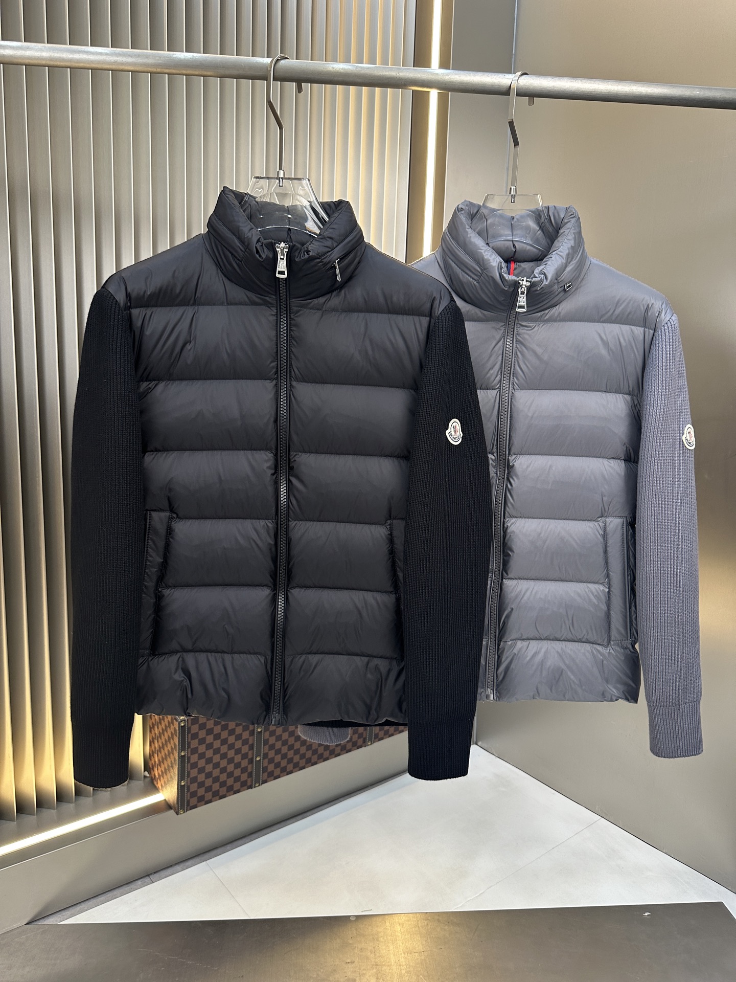 NO:549221,Exclusive and popular 2025 autumn and winter new knitted down jacket Original 1:1 custom hardware accessories are fully imported and customized. Welcome to compare counters. Absolutely high quality. Use top-grade 90 white duck down, super soft, fluffy and full, super heavy fabric with a perfect fit, pay attention to the super comfortable fabric, Exclusive model, non-market goods, the same size of men and women. The number of codes M1 XXXL,, down jacket, alexander wang19860909爆款独家爆款2025秋冬新款针织羽绒服 原版1:1订制五金配件全进口原版定制 欢迎专柜对比 绝对的高品质 采用顶级90白鸭绒 超柔软 充羽量蓬松饱满 超级重面料做工杠杠的版型完美 注意面料超舒服 独家款 非市场货 男女同款尺码码数.码数M一XXXL,,down jacket,alexander wang,Men's clothing