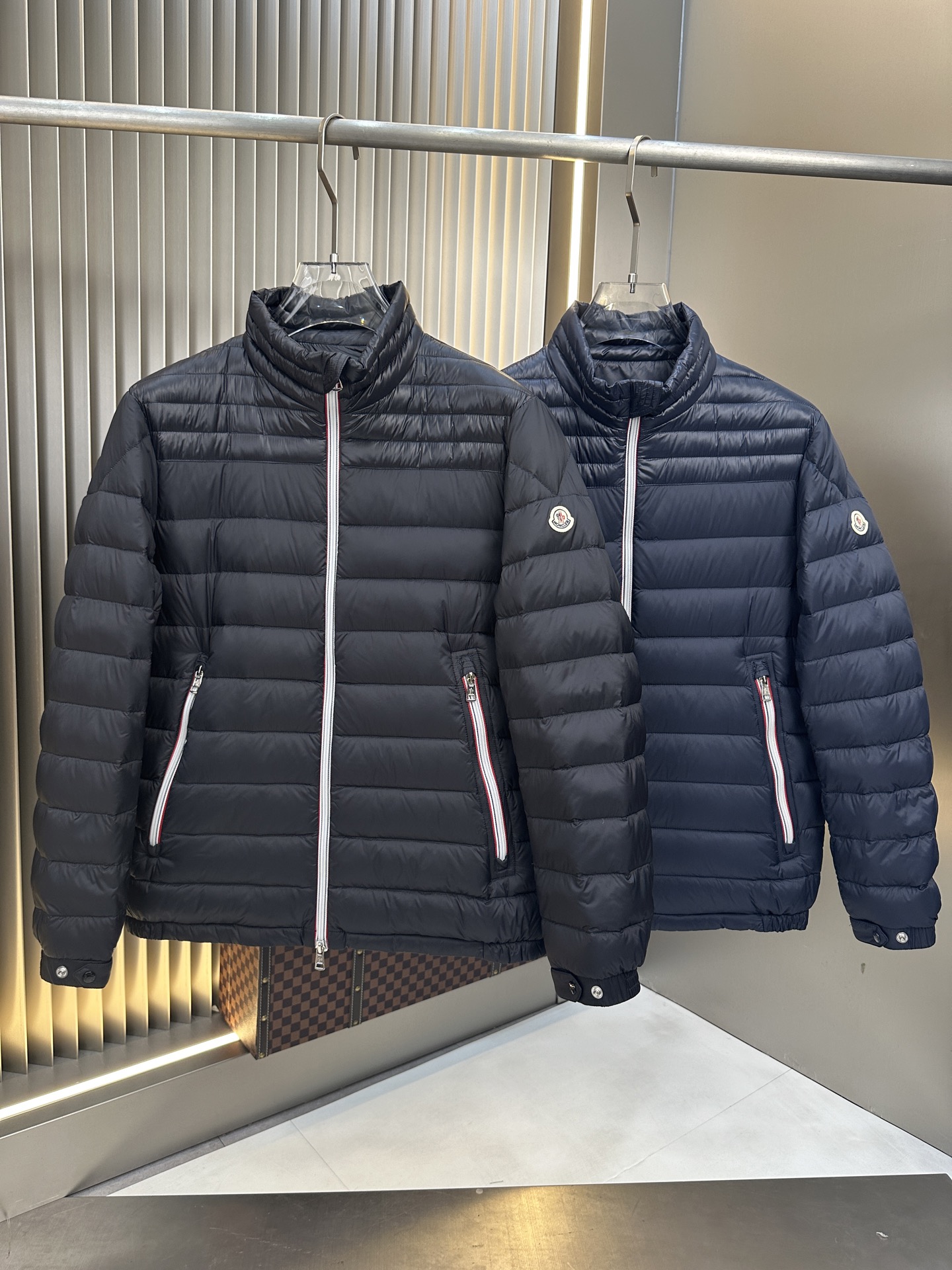 NO:549198,Exclusive 2025 autumn and winter down jacket Original 1:1 customized hardware accessories are fully imported and customized. Welcome to compare the counter. Absolute high quality. Use top-grade 90 white duck down, super soft, fluffy and full, super heavy fabric with a perfect fit, pay attention to the super comfortable fabric, Exclusive model, non-market goods, the same size of men and women. The number of codes M1 XXXL,, down jacket, alexander wang19860909爆款独家爆款2025秋冬新款羽绒服 原版1:1订制五金配件全进口原版定制 欢迎专柜对比 绝对的高品质 采用顶级90白鸭绒 超柔软 充羽量蓬松饱满 超级重面料做工杠杠的版型完美 注意面料超舒服 独家款 非市场货 男女同款尺码码数.码数M一XXXL,,down jacket,alexander wang,Men's clothing