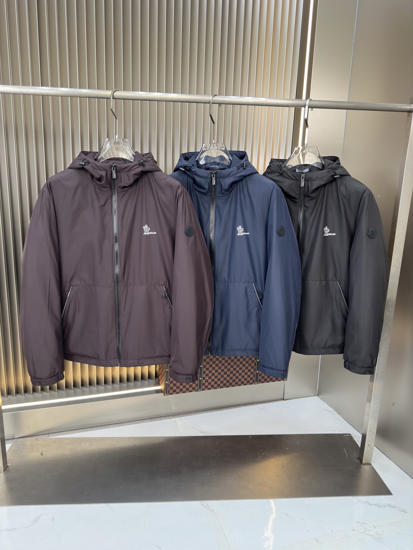 NO:595929,. Hot new autumn and winter down jacket. The original 1:1 customized hardware accessories are all imported and customized. Counters are welcome to compare. Absolutely high quality. Use top 90 white duck down. Super soft. Filled with fluffy and full feathers. Super heavy fabrics with perfect workmanship. Pay attention to the fabrics are super comfortable. Exclusive model. Non-market goods. Same sizes for men and women. Size M to XXXL, down jacket, alexander wang19860909.爆款秋冬新款羽绒服 原版1:1订制五金配件全进口原版定制 欢迎专柜对比 绝对的高品质 采用顶级90白鸭绒 超柔软 充羽量蓬松饱满 超级重面料做工杠杠的版型完美 注意面料超舒服 独家款 非市场货 男女同款尺码码数.码数M一XXXL,,down jacket,alexander wang,Men's clothing