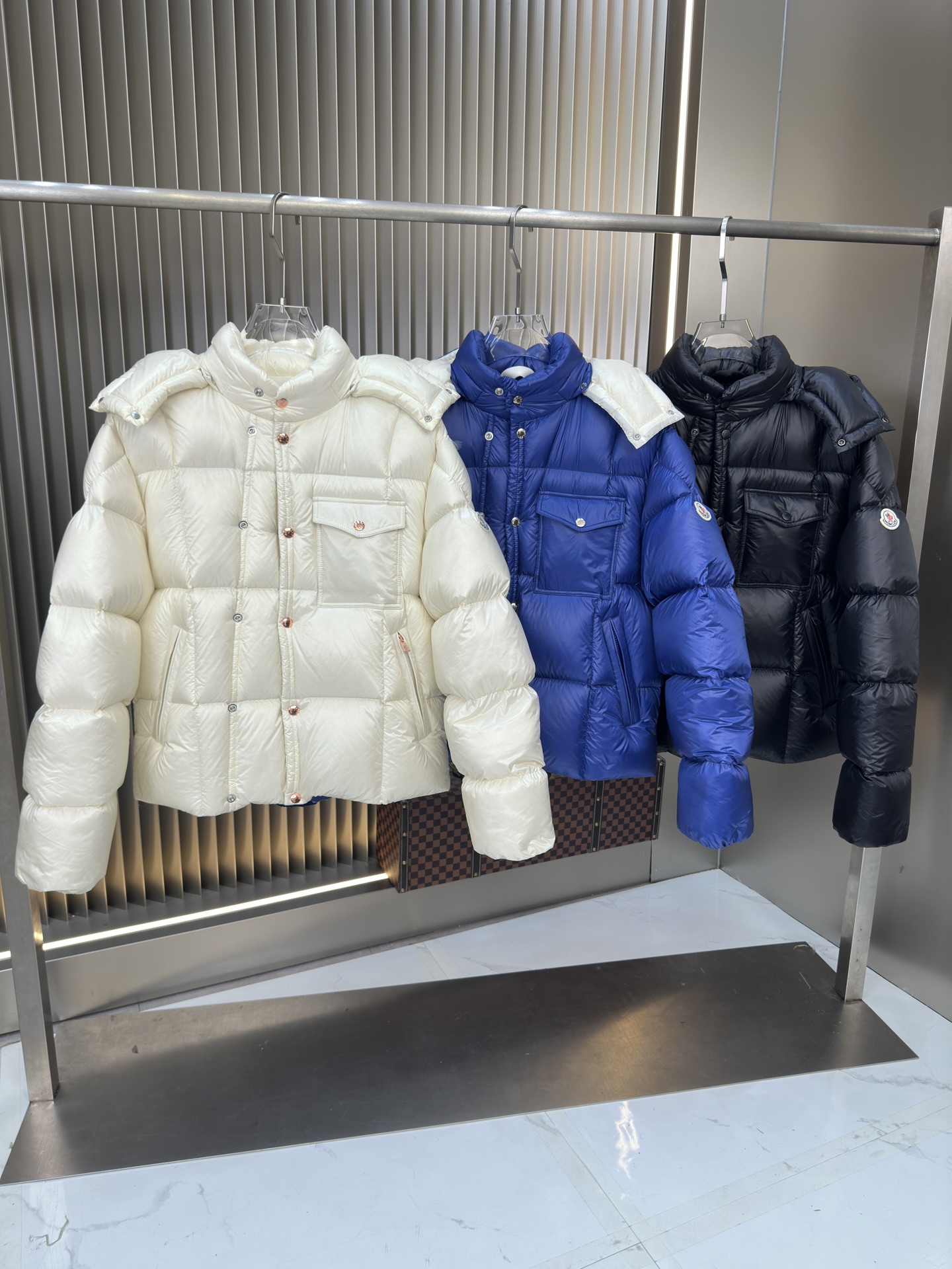 NO:595932,.The top version of the popular autumn and winter new down jacket. The original 1:1 customized hardware accessories are all imported and customized. Welcome to compare at the counter. Absolutely high quality. Made of top 90 white duck down. Super soft. Filled with fluffy feathers. Super heavy fabrics with perfect workmanship. Pay attention to the fabrics are super comfortable. Exclusive model. Non-market goods. Same size for men and women. Size M to XXXL, down jacket, alexander wang19860909.顶级版本爆款秋冬新款羽绒服 原版1:1订制五金配件全进口原版定制 欢迎专柜对比 绝对的高品质 采用顶级90白鸭绒 超柔软 充羽量蓬松饱满 超级重面料做工杠杠的版型完美 注意面料超舒服 独家款 非市场货 男女同款尺码码数.码数M一XXXL,,down jacket,alexander wang,Men's clothing