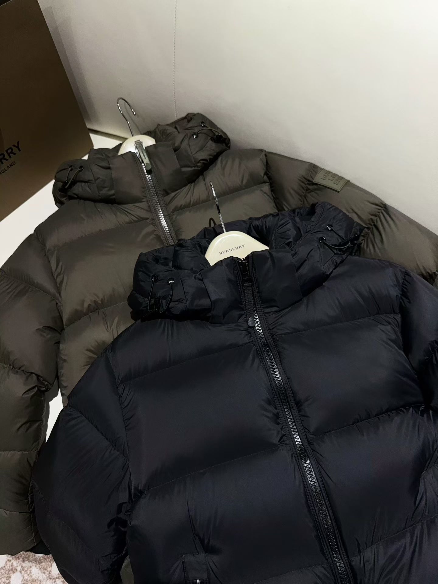 NO:606000,Comes with dust bag!  !  Go get it for your husband and dad!  Still the top channel!  !  !  Goose down!  Two colors!  !  !  Giant tent!  !  This quality really goes without saying!  ,,alexander wang19860909配防尘袋来！！都去给老公和爸爸入！ 还是最顶渠道！！！鹅绒！ 两个色！！！巨蓬！！ 这个品质真的就不用说了！,,alexander wang,Women's clothing