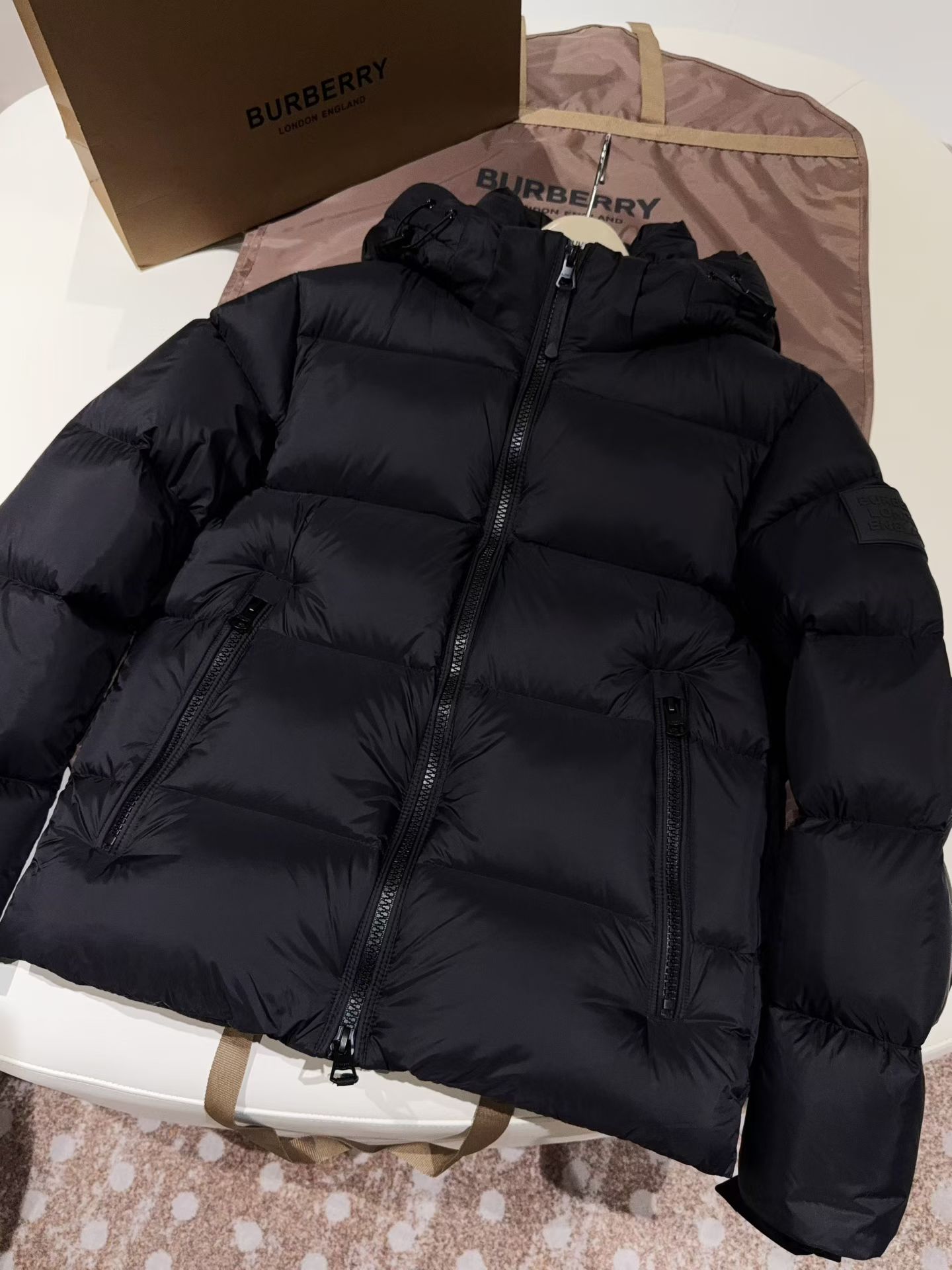 NO:605925,Comes with a dust bag, sisters!  !  If you want high-end goods, check it out!  This year’s down jackets are all from high-end channels!  You will know after buying it once or twice!  BBR is a must-have!  !  It is very suitable to buy for my husband and dad. The filling inside is GB 90 goose down, which is all large goose down!  Don't look at such a big piece of clothing!  You can't feel any weight at all!  It's not solid to the touch but fluffy, very lightweight. This is the standard for judging the quality of a down!  ,,down jacket,alexander wang19860909配防尘袋姐妹们！！要高端货的看过来！ 今年的羽绒服全部都是高端渠道！ 你们买过一两回就知道了！ BBR这件必冲啊！！买给老公和爸爸非常合适 内里国标90鹅绒的填充,全是大朵鹅绒！ 你别看这么大一件衣服！ 完全感受不到一点重量！ 摸上手不是实的而是蓬松的,非常轻量 这是鉴定一件羽绒好坏的标准！,,down jacket,alexander wang,Women's clothing