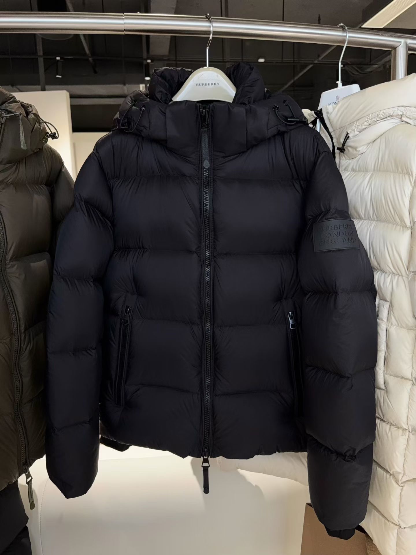 NO:605997,Be sure to bring a dust bag for your husband!  !  !  It’s very rare to find such a good down jacket!  It must be arranged for the elderly who are afraid of the cold at home~ It is a version that can be held by any body type!  !  BBR’s models really have no age limit and can be worn from 20 to 80 years old!  !  !  No need to worry about matching, just put it on and you can travel easily!  ,,down jacket,alexander wang19860909配防尘袋一定要去给老公入！！！ 非常难得遇到这么好的羽绒服！ 家里怕冷的老人一定要安排上～ 属于什么身材都能hold住的版型！！ BBR的款真的没有年龄限制 从20岁可以穿到80岁！！！ 不用费脑搭配,套上就能轻便出行！,,down jacket,alexander wang,Women's clothing