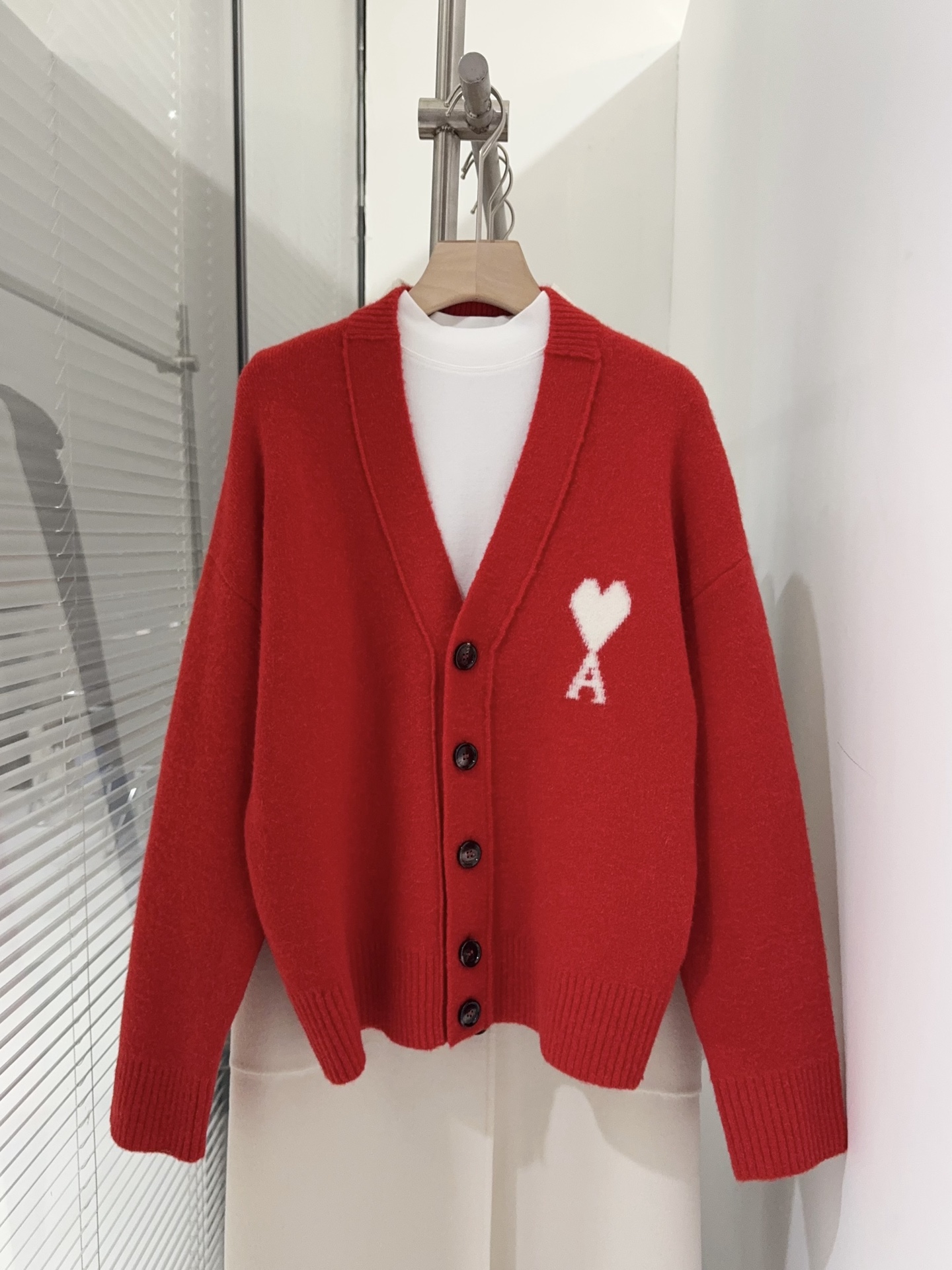 NO:739007,The neckline is a big V-neck, revealing the delicate collarbone, making it elegant and elegant!  The heavy heart hanging on the chest is the soul of the entire cardigan. It is purely hand-drawn, which is time-consuming and labor-intensive. It is visually exquisite and smart and instantly lights up the look!  !  !  ,,19860909领口是大V领,路出精致锁骨,优雅大气！ 胸前重工挂毛大爱心,是整件开衫的灵魂 纯手工抽纱,耗时费力,视觉上精致灵动 瞬间点亮造型！！！,,,Women's clothing