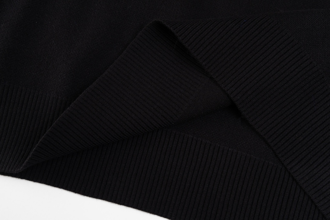 DB Handbags 5: Currency-Focused Black Sweater in Gender-Neutral Sizes - 图片 8