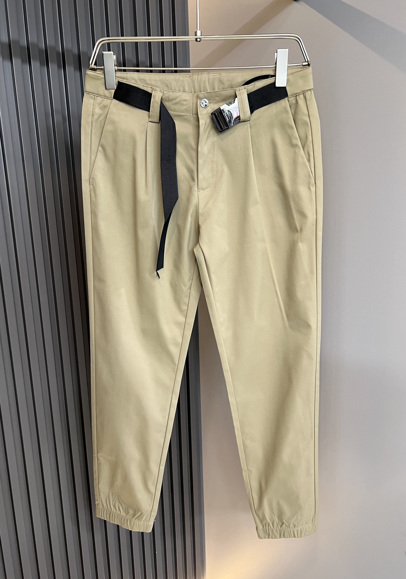 PRA*DA普*达2024春夏新款男士休闲裤高端品质之选休闲裤兼备的百搭裤装也是男士衣橱里不可缺少的搭配