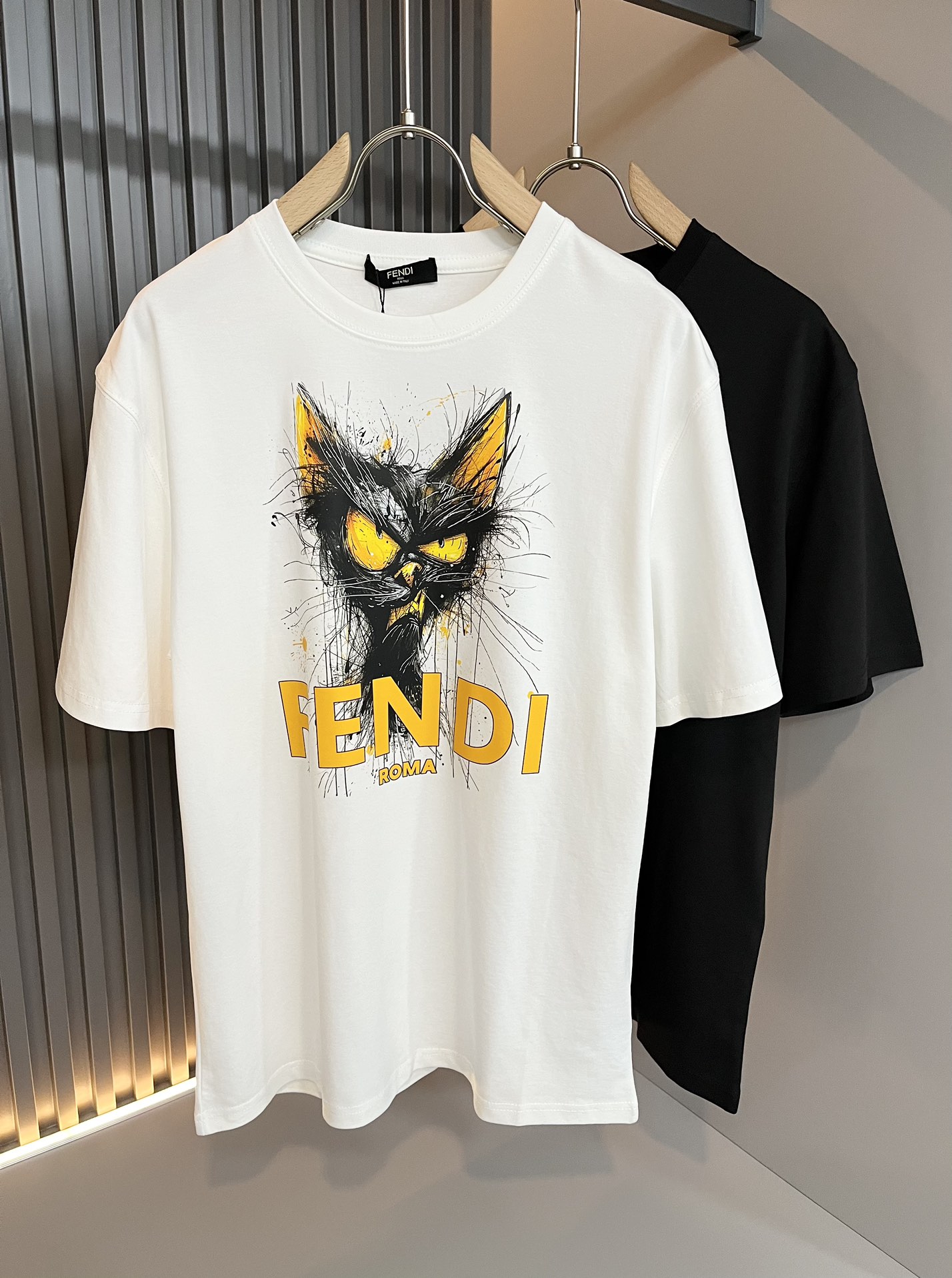 Fendi Kleidung T-Shirt Schwarz Weiß Unisex Baumwolle Frühling/Sommer Kollektion Fashion Kurzarm