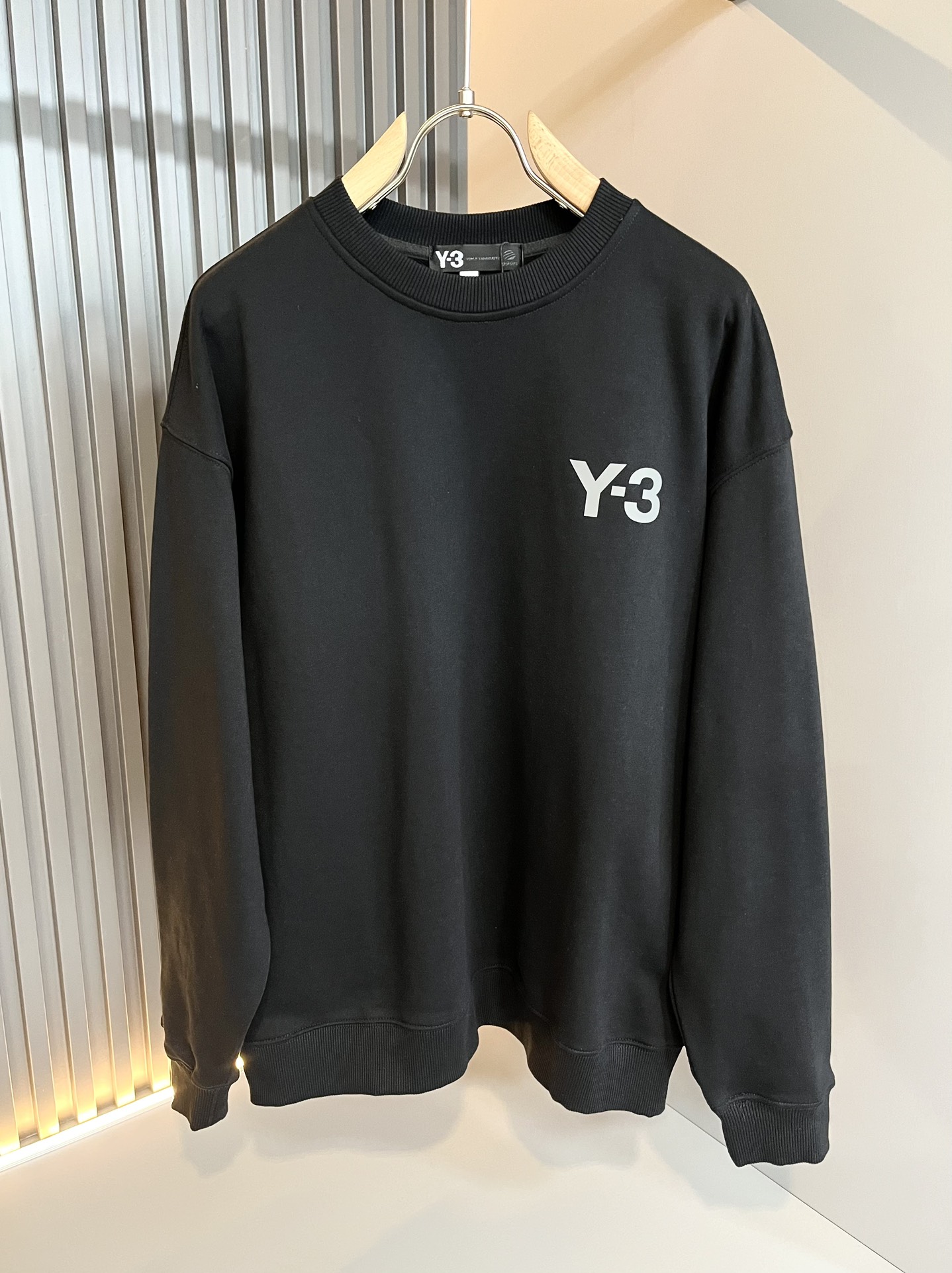 Y-32024秋冬全新系列单品上线非常时髦前卫的一款男女同款长袖卫衣标识logo图案压胶设计！区别于以往