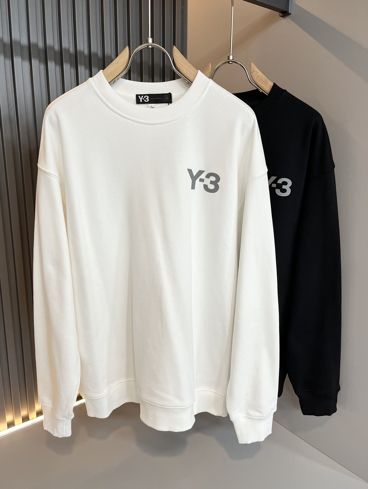 Y-32024秋冬全新系列单品上线非常时髦前卫的一款男女同款长袖卫衣标识logo图案压胶设计！区别于以往