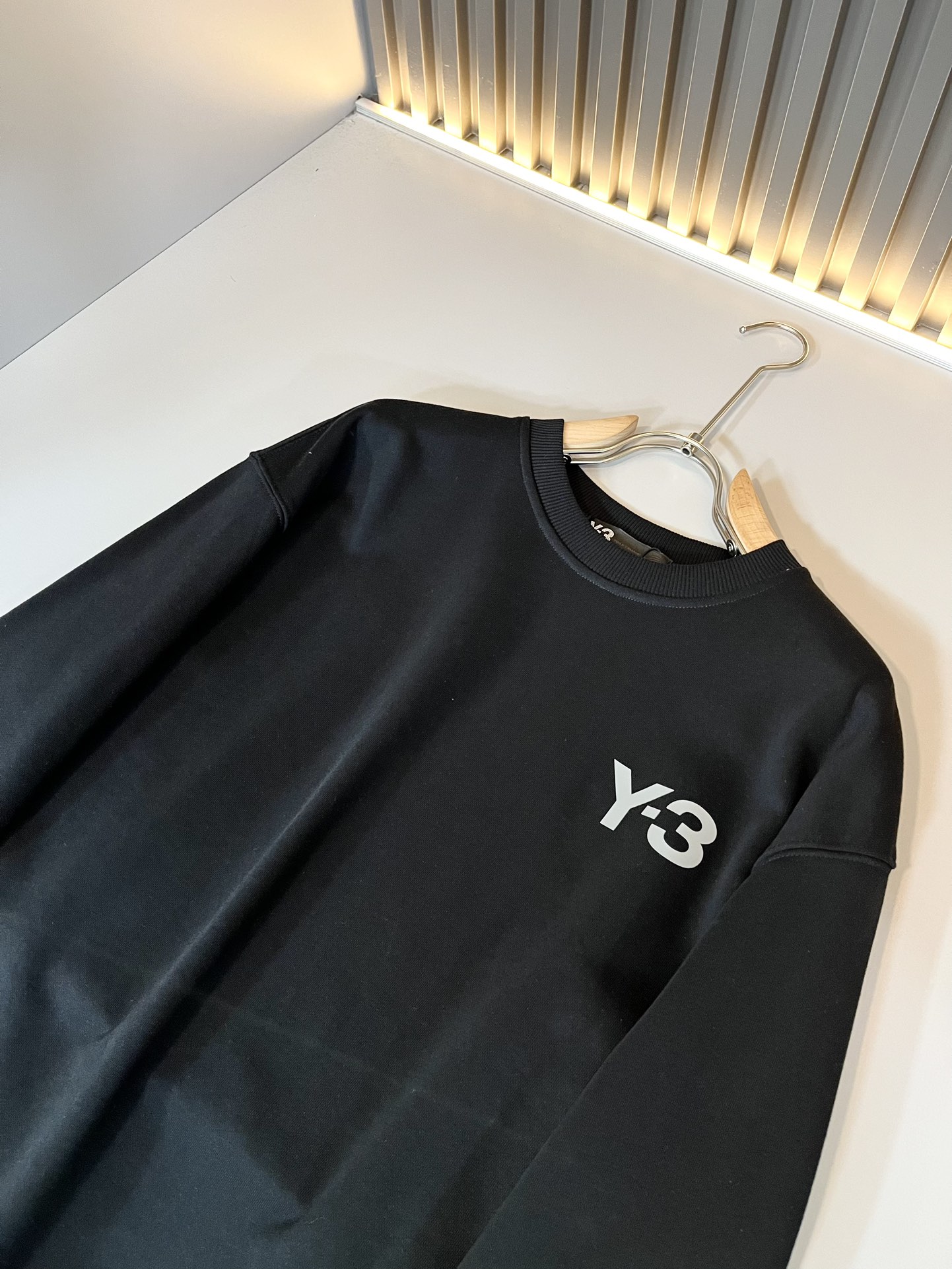 Y-32024秋冬全新系列单品上线非常时髦前卫的一款男女同款长袖卫衣标识logo图案压胶设计！区别于以往