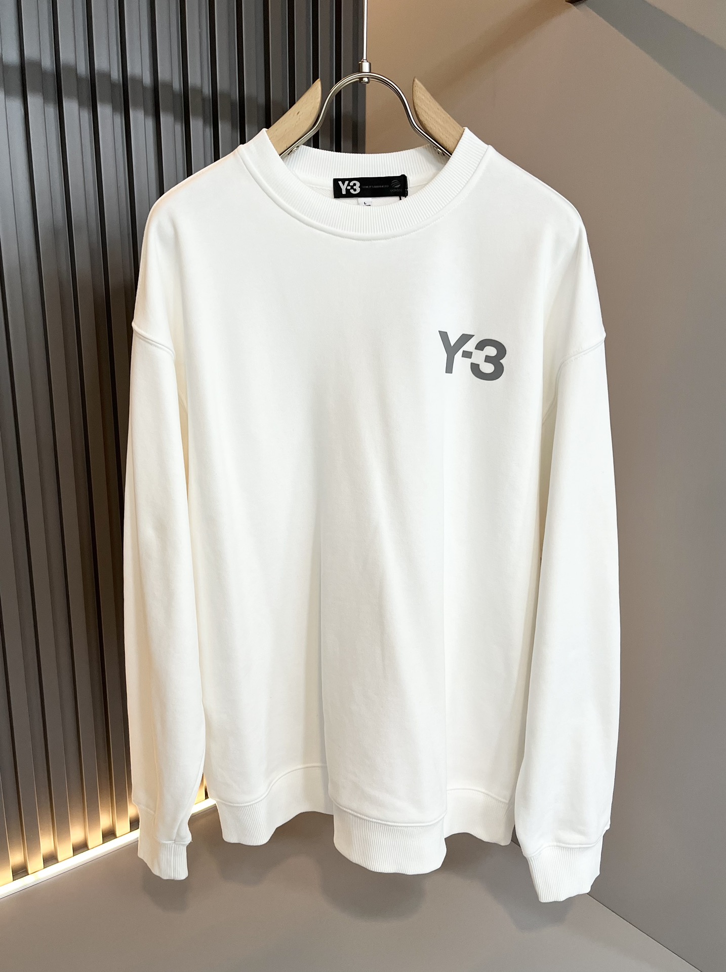 Y-32024秋冬全新系列单品上线非常时髦前卫的一款男女同款长袖卫衣标识logo图案压胶设计！区别于以往