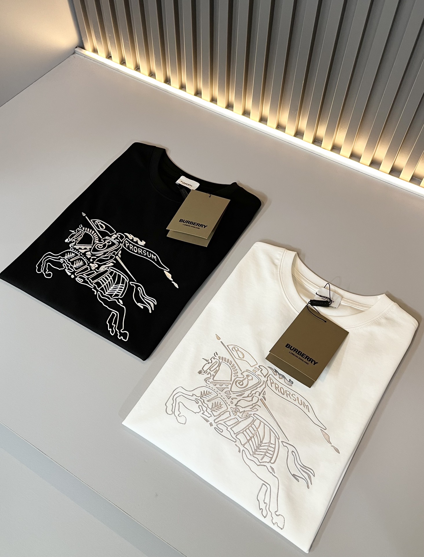 NO:488456,BURBER*Y Ba*li's new spring and summer short-sleeved casual set is coming, and it is made of a popular environmentally friendly pure cotton fabric recently. It is a high-end outdoor sports and leisure series, which is very popular in sports!  BUR's latest special material, chest glue-pressing logo pattern design!  Fabrics are also called memory cloths, which refer to fabrics with morphological memory functions. They instantly kill all versions on the market. They can only say that they are not at the same level at all. Whether it is material, details restoration and craftsmanship, they are not afraid of any challenges. They just give everyone a wonderful product as always and consistently. A style that implements the core concept of BUR will be closely tied to fashion, always maintaining perfection, a simple but not simple design style perfectly meets the outfit you need in daily life. Size: M-3XL, burberry, T-shirt, alexander wang19860909BURBER*Y巴*莉春夏新品短袖休闲套装,重磅来袭,最近比较火热的环保纯棉面料制作而成,高端户外运动休闲系列,非常火热运动风潮！BUR最新研发的特殊材质,胸前压胶logo图案设计！面料也叫记忆布,是指具有形态记忆功能的面料,秒杀市面上一切版本,只能说根本就不是一个级别的存在,不管是材质还是细节还原度以及工艺制作方面,不惧任何挑战,只为给大家奉献绝妙产物一如既往,始终如一,贯彻了BUR核心理念的一个款式将与时尚紧紧的捆绑在一起,时刻保持完美,简约而不简单的的设计风格,完美的满足了你日常所需要的穿搭.尺码:M-3XL,,burberry,T-shirt,alexander wang,Men's clothing