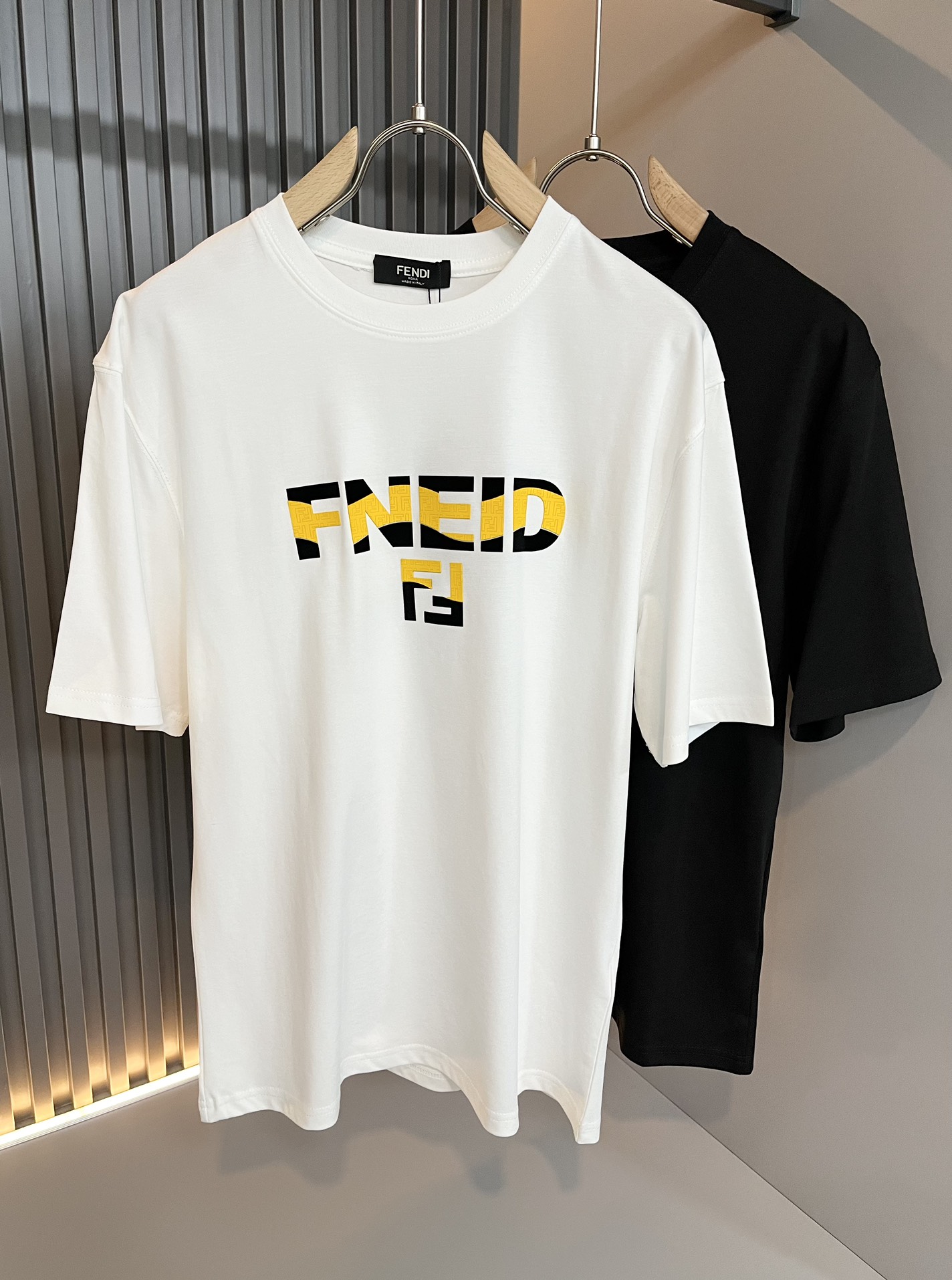 Fendi Kleidung T-Shirt Schwarz Weiß Unisex Baumwolle Frühling/Sommer Kollektion Fashion Kurzarm