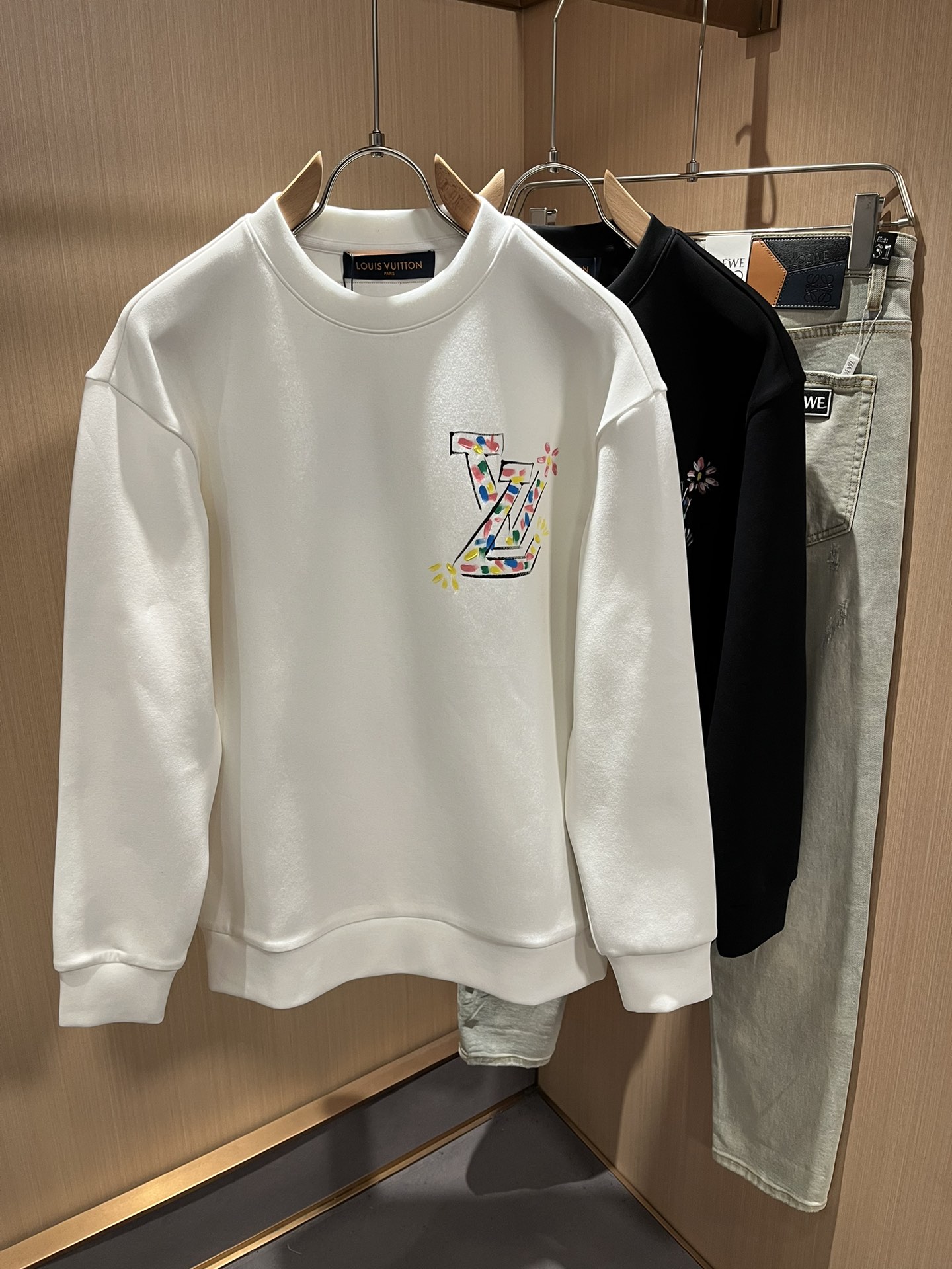 NO:522142,LouisVuitt*Louis*Deng The new series of autumn and winter products in 2025 are launched, a very fashionable and avant-garde long-sleeved sweatshirt for men and women, with logo printed glue-pressing pattern design on the chest!  Different from the past, it declares the design concept that has been passed down for many years in the brand!  Its eye-catchingness is no less than any classic style, perfectly presenting the fashionable, high-end and luxurious feeling in front of the world!  Made of imported cotton materials, selected high-quality pure cotton fabrics, soft and soft to the touch, the real thing is definitely beyond your imagination, and it has been used to the extreme!  Size S-XL, louis vuitton,louis vuitton,hoodie,sweatshirts,alexander wang19860909LouisVuitt*路易*登 2025秋冬全新系列单品上线,非常时髦前卫的一款男女同款长袖卫衣,胸前标识logo印花压胶图案设计！区别于以往的不同,宣示品牌传承多年的设计理念！其吸睛度完全不亚于任何经典款式,将时髦高级感与奢华感完美呈现在世人眼前！客供进口全棉材质制成,精选优质纯棉面料,触感软糯亲肤细腻,实物到手绝对超乎你的想象,发挥到了极致！尺码S-XL,,louis vuitton,louis vuitton,hoodie,sweatshirts,alexander wang,Men's clothing