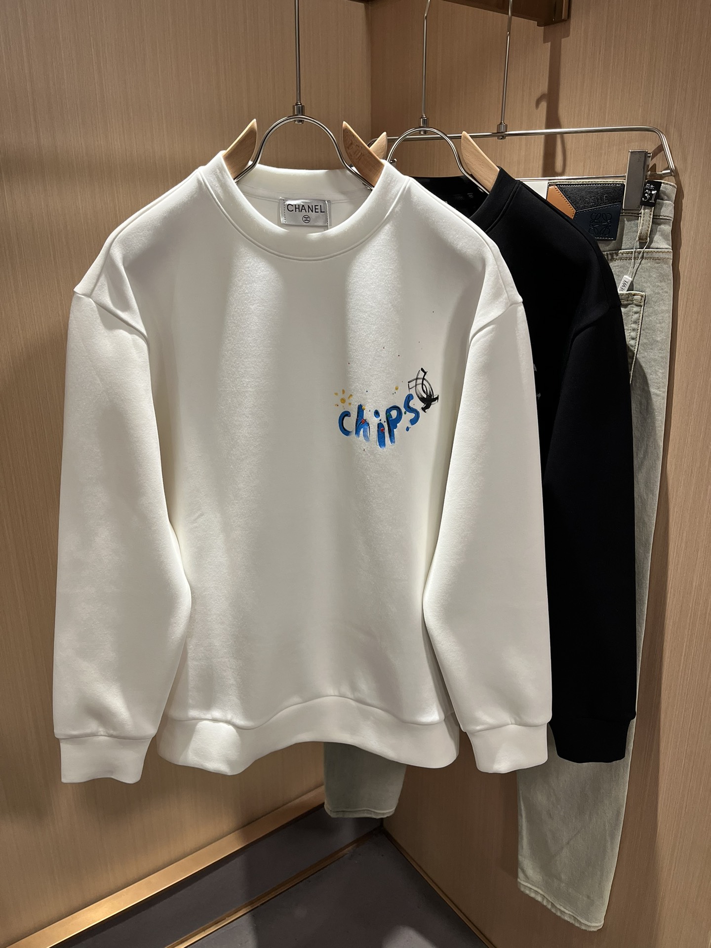 NO:522140,Xiaoxiang couple's sweatshirt CHA**L 2025 autumn and winter new creative casual men and women's same long-sleeved sweatshirt, instantly killing the European and American trade private orders in the industry, the CHA**L family 2025 official website main items, new creative logo printing technology design!  !  !  The upper body is super stylish, comfortable and soft cotton round neck long-sleeved sweatshirt!  It is carefully produced by a trading company specializing in overseas European and American orders, and is sold at the same time as a major Hong Kong and Macao famous store. It is currently a super popular and versatile item with the best official website of Chanel!  !  As a fashionable urban style item with unique temperament, classic loose style, simple pattern design, and new configuration. The fabric is made of top-quality pure cotton fabrics provided by customers, which feels smooth and droopy, and the top is skin-friendly and comfortable to wear. This time, I personally think I have really put in the effort in the design of the pattern. Among the tens of thousands of colors, Chanel's official designer carefully selected the most popular simple series from the moment!  The matching performance of this item is outstanding, the delicate fabric and soft touch are unique advantages, which are a must-have for high-end and fashionable fans!  !  !  There is no need to say anything about this classic and easy-to-wear style. As long as you choose, it is absolutely suitable!  Color white black Size S-XL, Chanel, louis vuitton,hoodie,sweatshirts,alexander wang19860909小香情侣款情侣卫衣CHA**L 2025秋冬新款创意休闲男女同款长袖卫衣,秒杀业内的欧美贸易私单,CHA**L家族2025官网主打单品,全新创作标识logo印花工艺设计！！！上身超有型,舒适柔软的棉质圆领长袖卫衣！ 是由专做海外欧美订单的贸易公司精心出品,同步各大港澳名品店发售,目前是香奈儿官网名列前茅的超人气百搭单品！！作为一款气质独特的时髦都市风尚单品,经典的款宽松版型打造,简洁的图样设计,不简单的全新配置.面料是采用了客供的顶级纯棉面料,手感顺滑有垂感,上衣穿着也是亲肤舒.这次在图案的设计上,我个人是觉得真的是下功夫了,在上万种颜色中,香奈儿官方设计师从中精挑细选出当下最流行的简洁系列！此款单品的搭配性能出彩,其面料之细腻,触感之柔软都是独特的优点,高端时髦粉丝必备！！！这种经典又好穿的款式真的不用再说什么了,只要你选择,那便是绝对的合适！颜色白色 黑色 尺码S-XL,,chanel,louis vuitton,hoodie,sweatshirts,alexander wang,Men's clothing