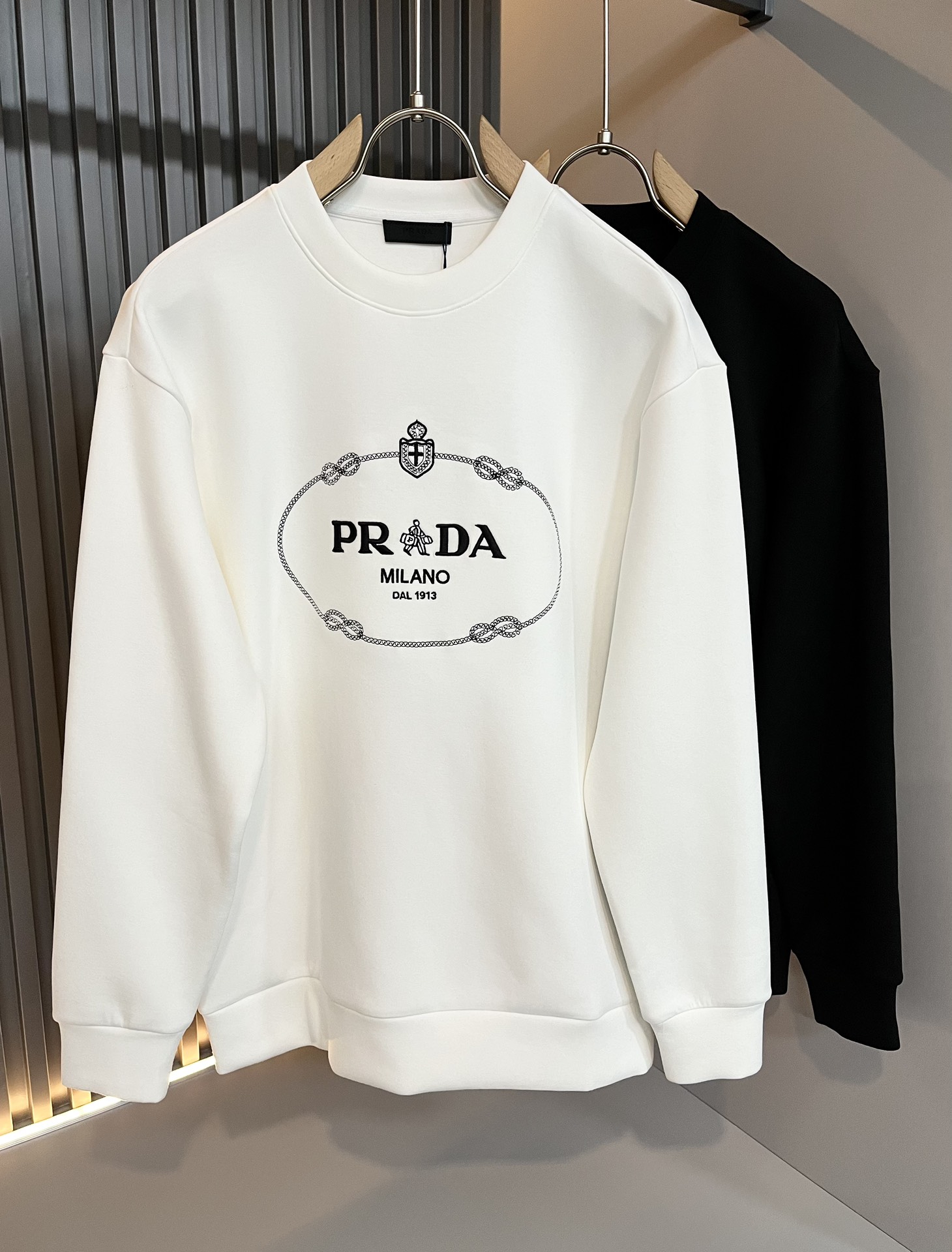 NO:522138,PRAD*A Pu*da 2025 autumn and winter new men and women's same long-sleeved sweatshirt, the latest model is exclusively available on the entire network!  !  ~ It is classic and fashionable and versatile, who doesn’t like it? It will show the classic again. It is very pleasing to the eye and comes with a low luxury halo and recognition!  Pr*da's traditional brand concept and modern advanced technology are perfectly combined. Coupled with the extremely modern and modern minimalist design, P's exclusive three-dimensional logo pattern embroidery design!  Customized 100% imported pure cotton fabric!  The texture of this model is quite touching, the specifications and grades are known with tentacles. The degree of delicateness and breathability are top-notch!  Size S-XL, prada, hoodie, sweatshirts, alexander wang19860909PRAD*A普*达2025秋冬新款男女同款长袖卫衣,最新款全网独家首上！！~既经典有时尚百搭,谁不爱啊,将经典再次展现,非常的耐看,自带低奢光环与辨识度！Pr*da传统的品牌理念和现代化的先进技术进行了完美结合.加上极其现代摩登风范的简约设计,p家专属立体logo图案刺绣设计！定制百分百进口纯棉的面料！此款的质感相当感人 触手便知规格档次 细腻程度与透气效果堪称顶级！尺码S-XL,,prada,hoodie,sweatshirts,alexander wang,Men's clothing