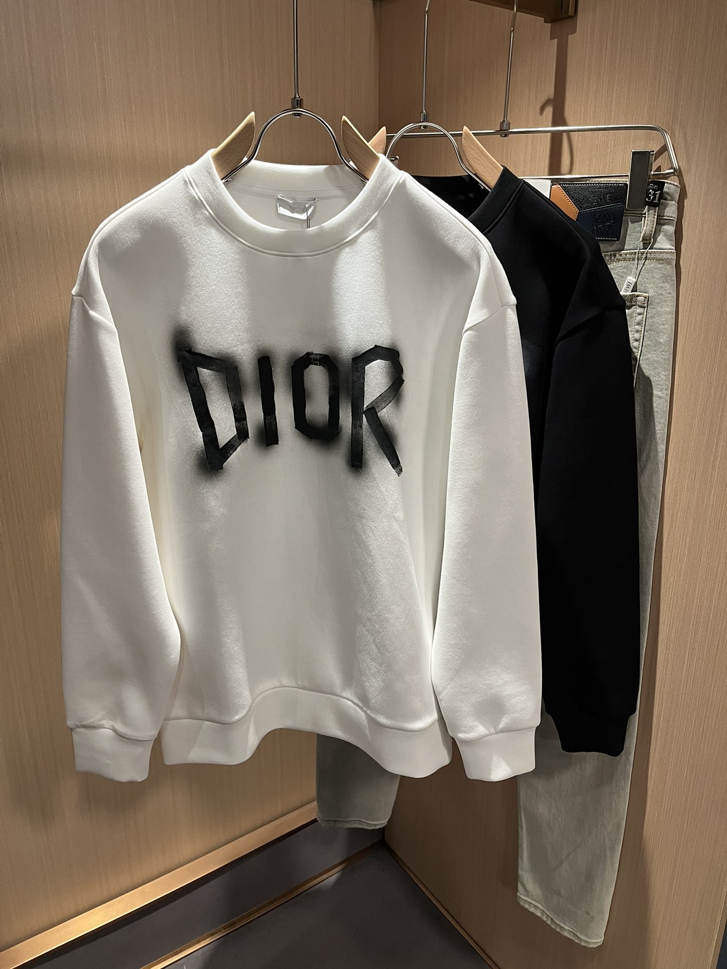 NO:522135,Dio*Dijia 2025 autumn and winter new models for men and women are released simultaneously!  Customized exclusive cotton fabric sweatshirt, customized original craft threads, and designed with letter logo printing technology!  Simple and generous, calm and versatile, extremely high-end, perfectly integrated with fashion and style, a top fashionable style that perfectly suits the outside wear!  The overall feeling is natural!  The ultimate classic versatile sweatshirt, the ultimate heavy industry and the ultimate perfection!  Fans who pursue high quality are please buy them by themselves, and all fans who know the goods are invited to appreciate this model together!  !  Size S-XL, Dior, Dior, Hoodie, Sweatshirts, Alexander wang19860909Dio*迪家 2025秋冬新款男女同款专柜同步发售！定制专属纯棉面料卫衣,定制原版工艺螺纹,采用字母logo印花工艺设计！简约大方,从容百搭,档次极高,完美融入时尚还有风情感一款完美符合外穿的顶尖时髦气质款！整体给人浑然天成的感觉！极致经典的百搭型卫衣,极致的重工极致的完美！追求高品质的粉丝们请自行抢购,诚邀所有识货的粉丝一同鉴赏此款！！尺码S-XL,,dior,dior,hoodie,sweatshirts,alexander wang,Men's clothing