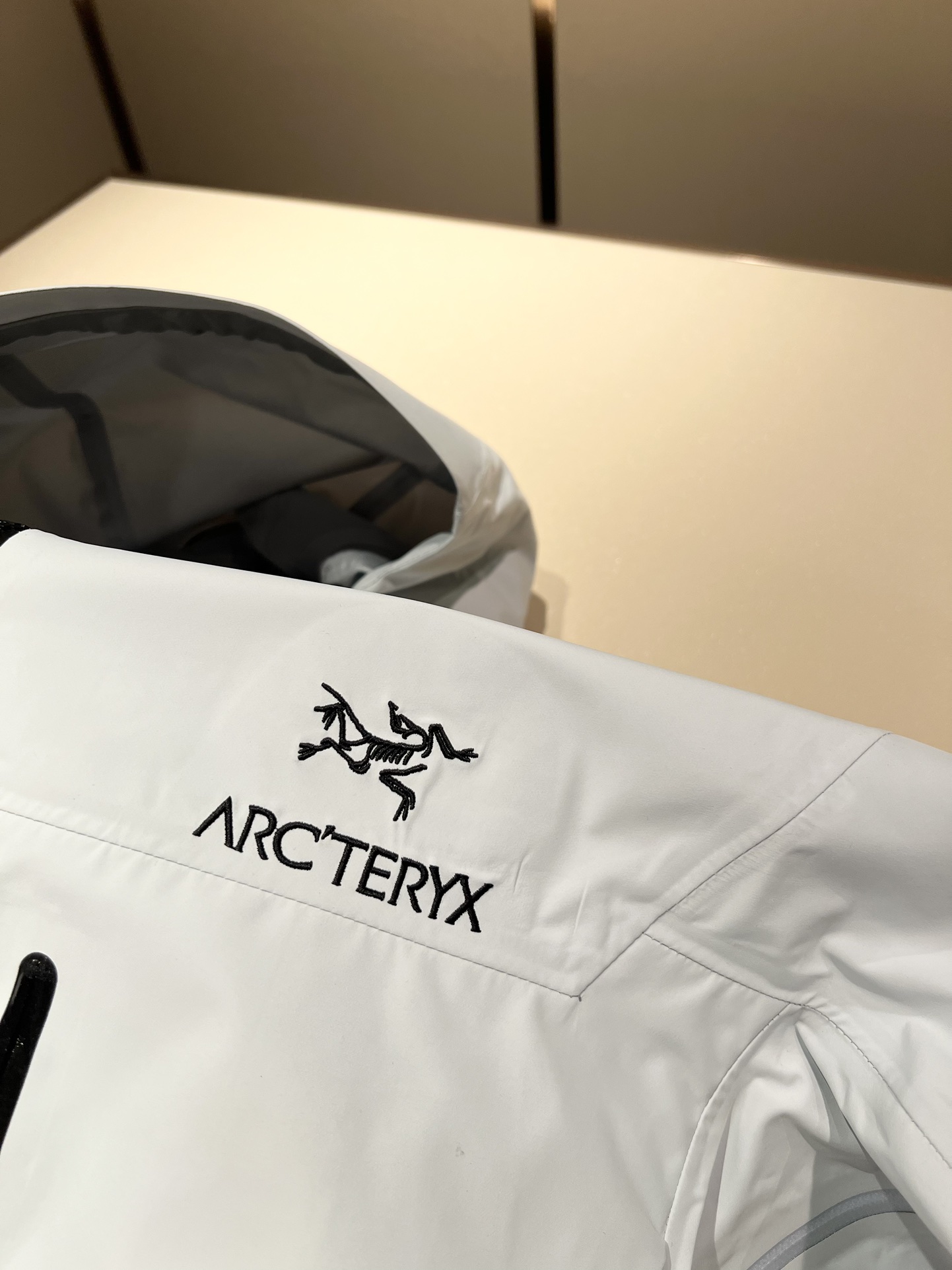 ARCTER*X始*祖鸟2024秋冬新款冲锋衣夹克外套户外品牌可能大家第一想到的就是加拿大鹅始祖鸟给人一