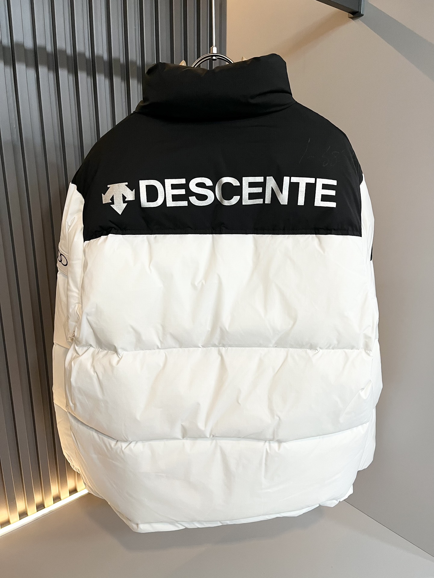 迪桑特DESCENTE2024秋季新款男士棉服夹克自1935年荣耀至今的专业运动品牌80余年来始终坚持“