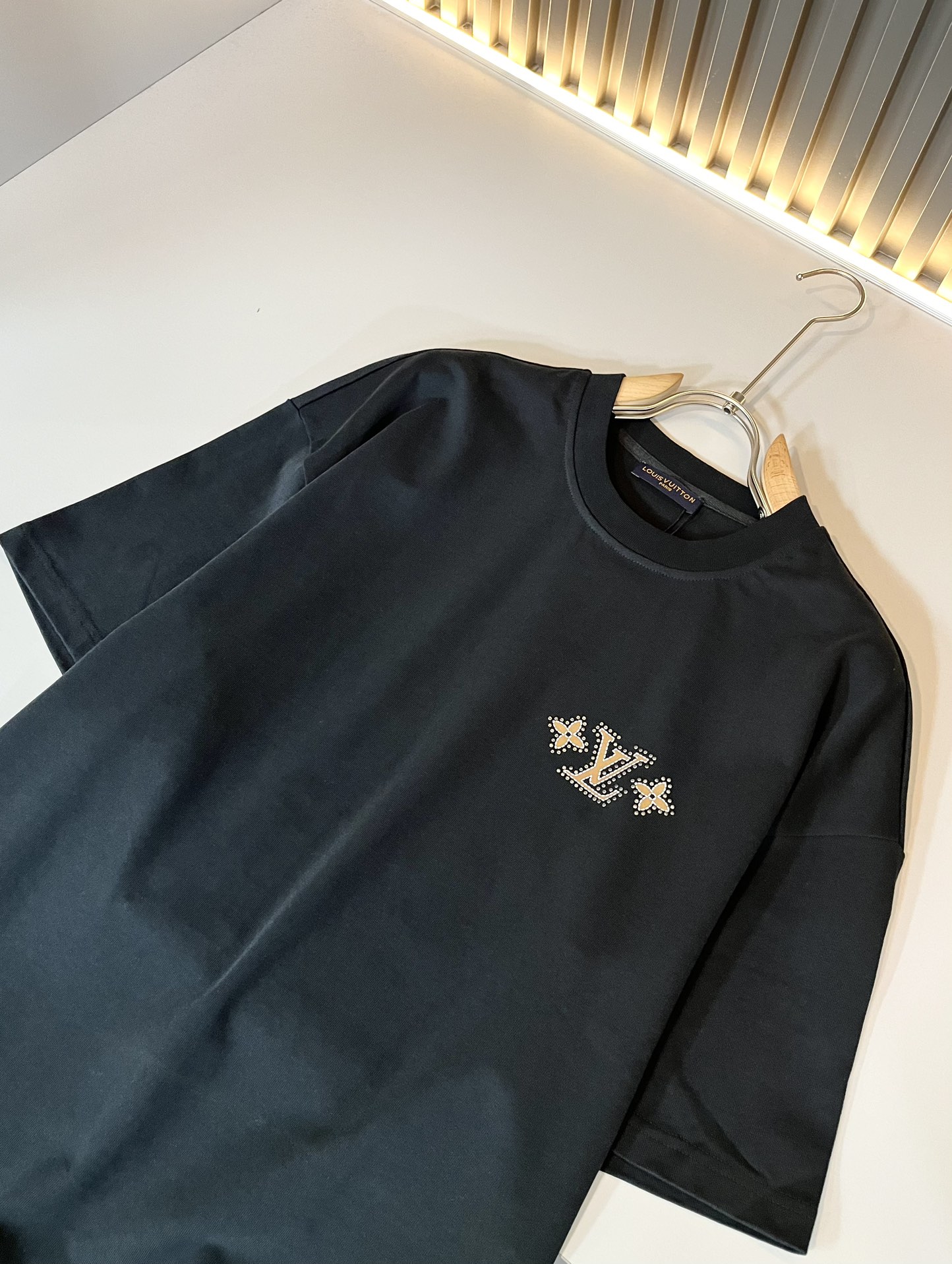  LouisVuitt*路易*登 2025春夏全新系列单品上线，非常时髦前卫的一款男女同款短袖T恤，标识
