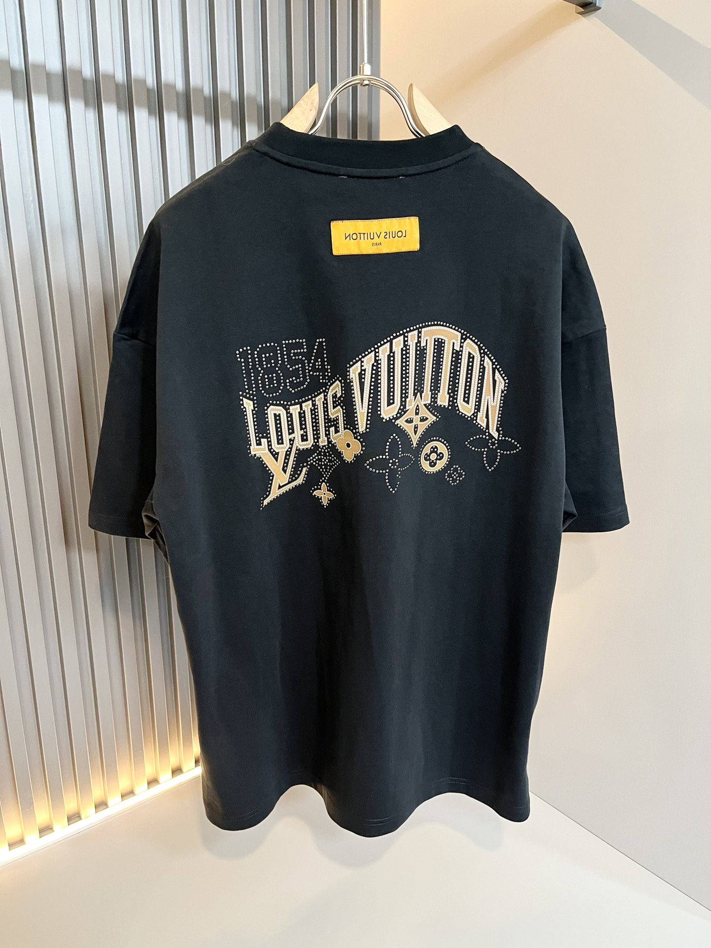  LouisVuitt*路易*登 2025春夏全新系列单品上线，非常时髦前卫的一款男女同款短袖T恤，标识