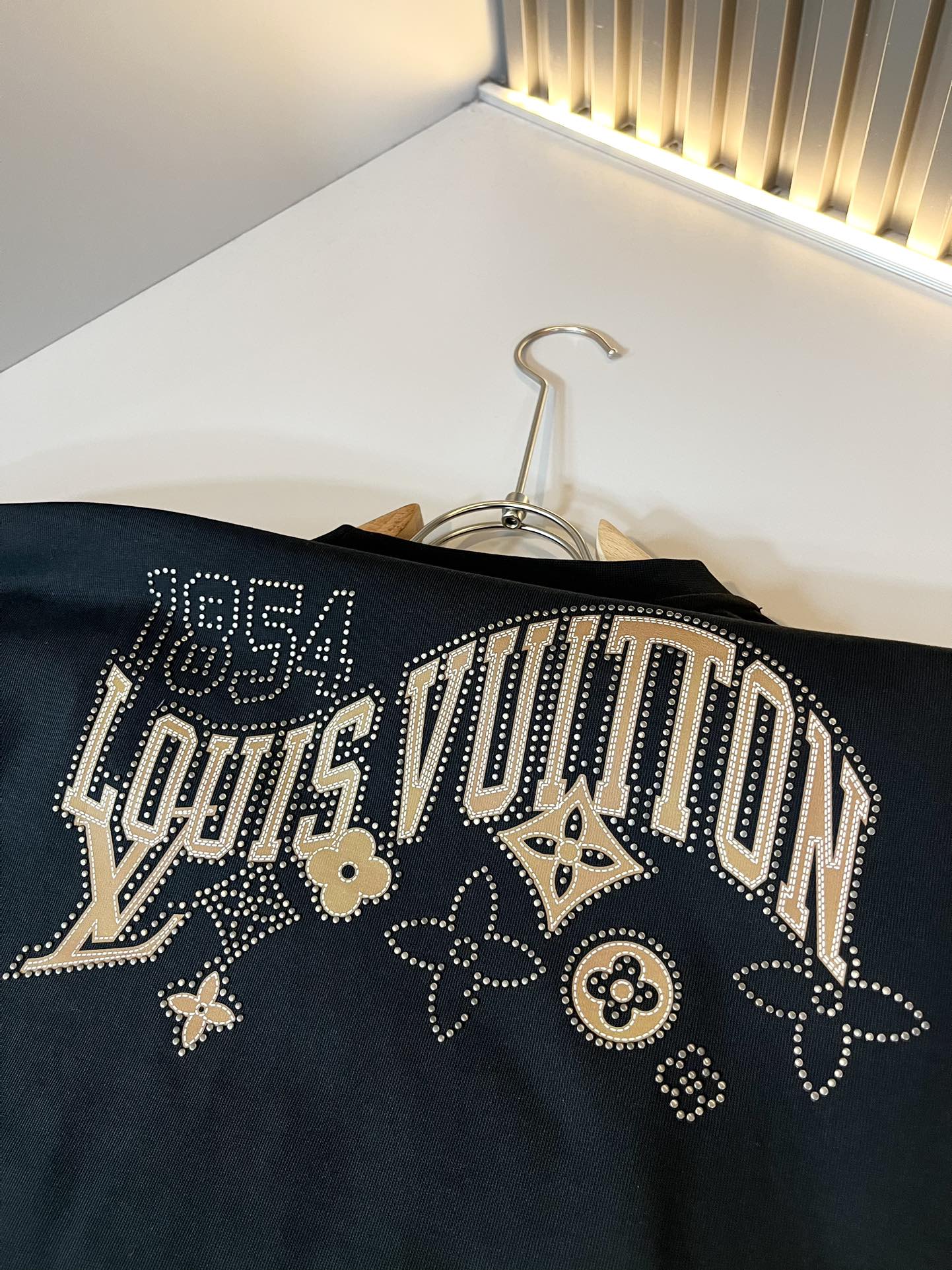  LouisVuitt*路易*登 2025春夏全新系列单品上线，非常时髦前卫的一款男女同款短袖T恤，标识