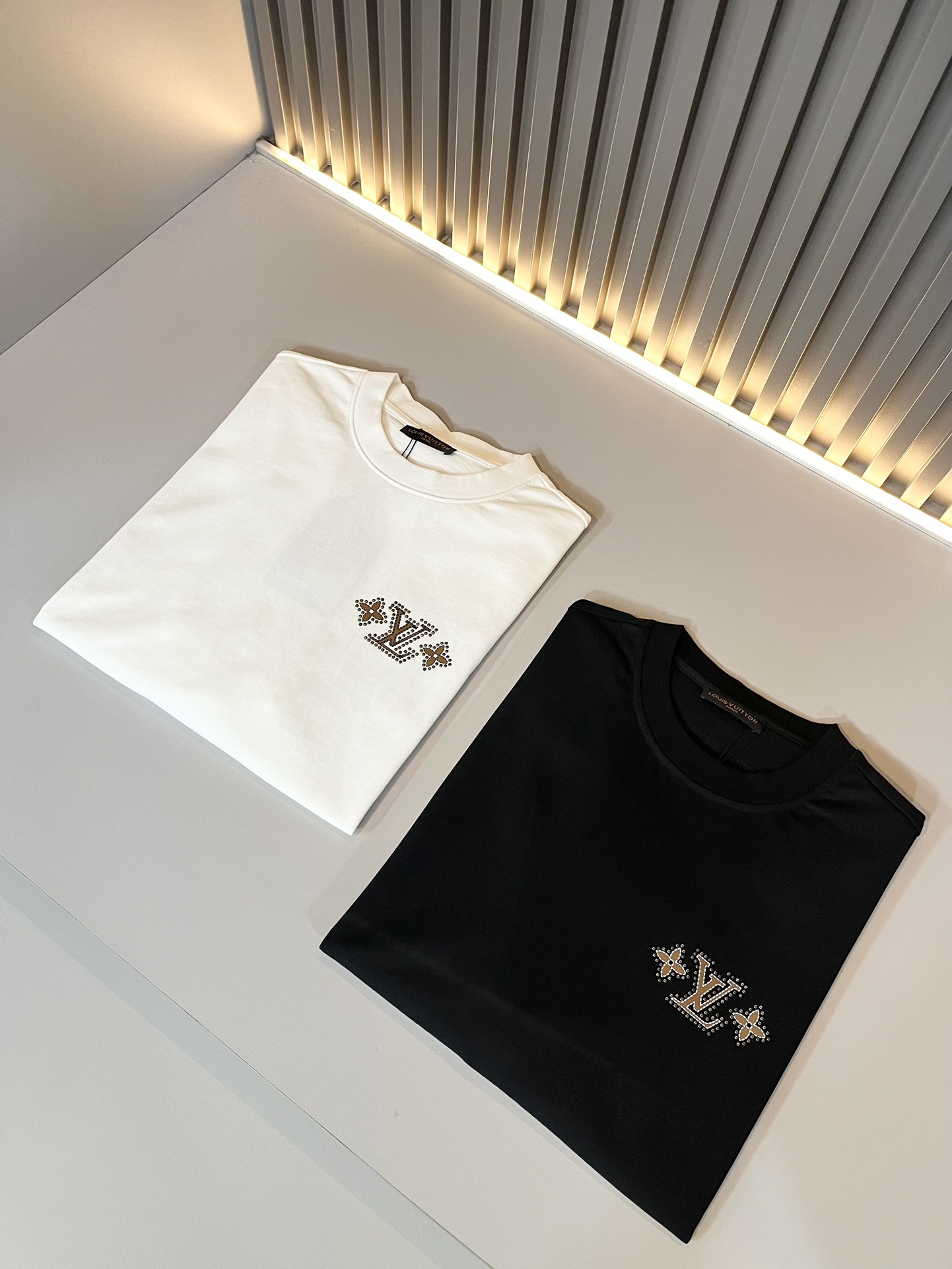  LouisVuitt*路易*登 2025春夏全新系列单品上线，非常时髦前卫的一款男女同款短袖T恤，标识