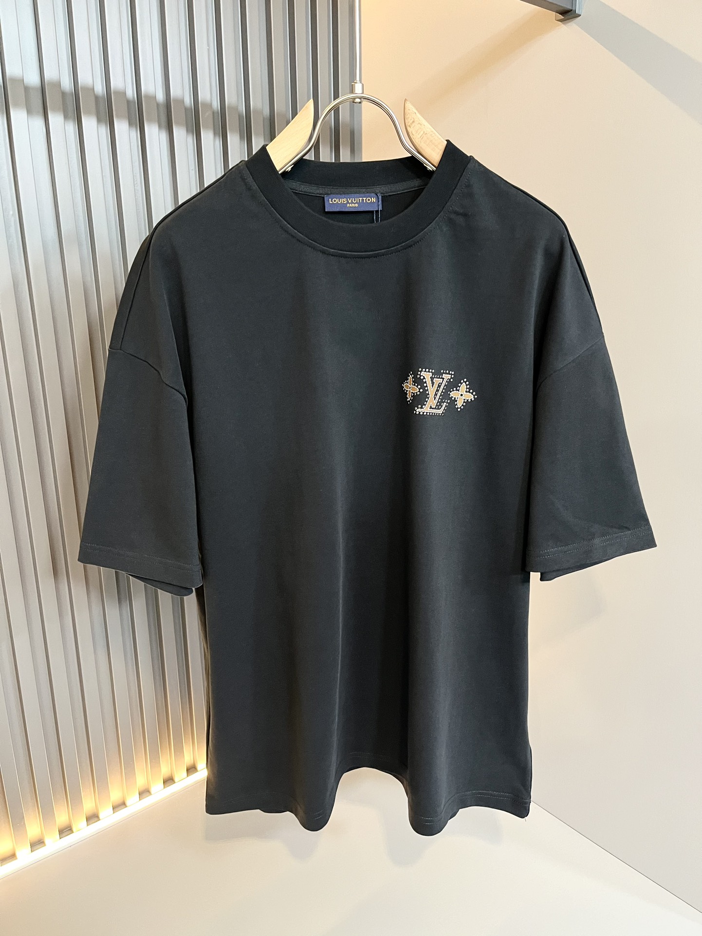  LouisVuitt*路易*登 2025春夏全新系列单品上线，非常时髦前卫的一款男女同款短袖T恤，标识