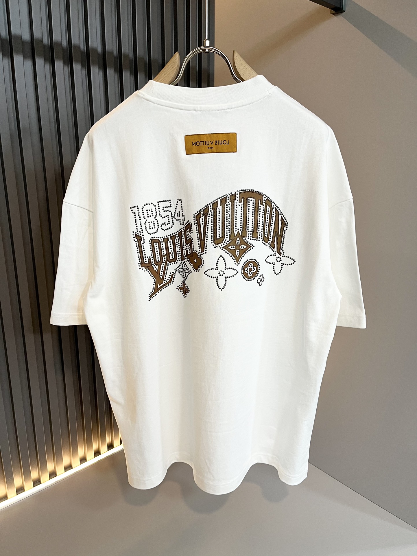  LouisVuitt*路易*登 2025春夏全新系列单品上线，非常时髦前卫的一款男女同款短袖T恤，标识