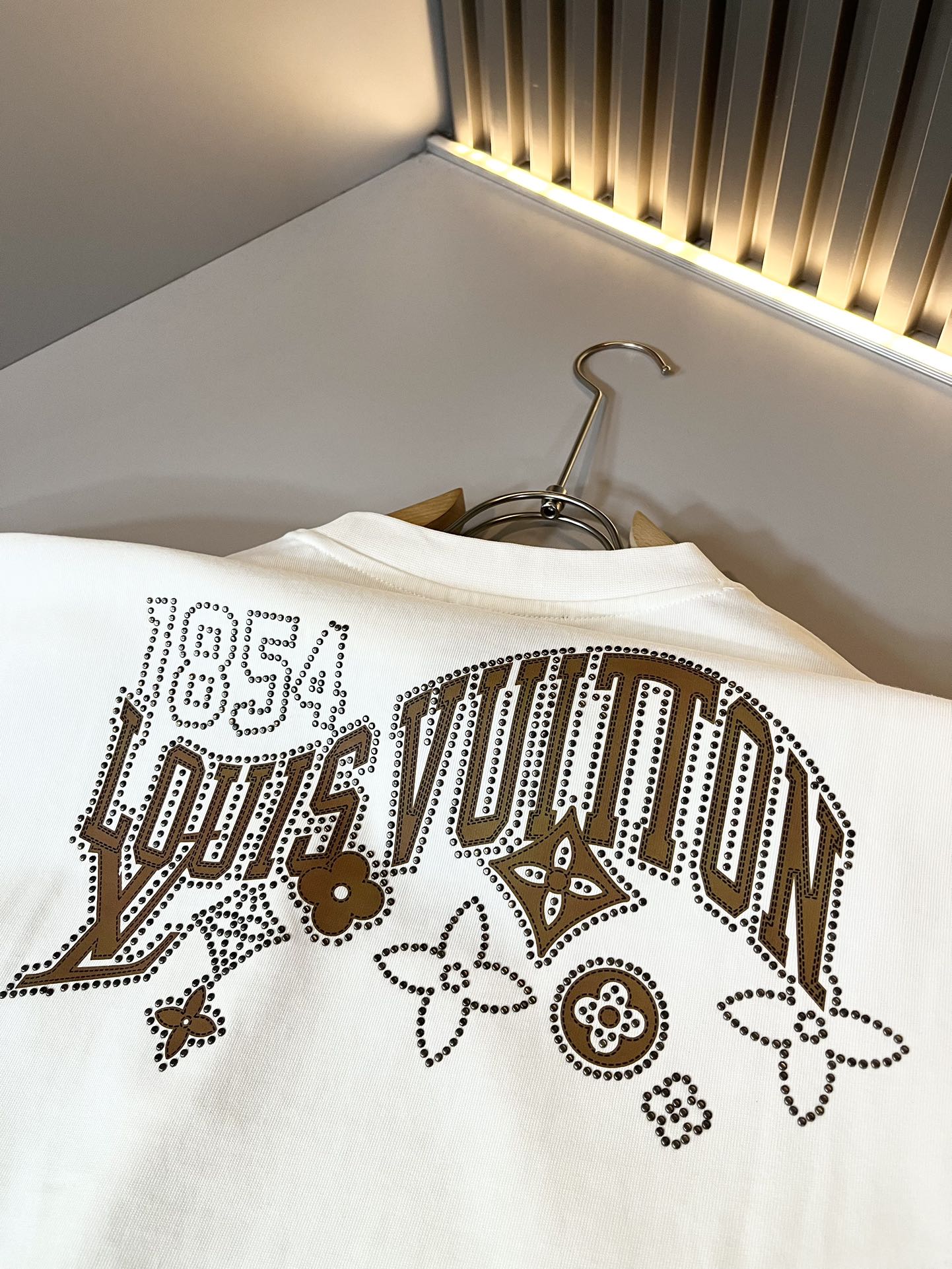  LouisVuitt*路易*登 2025春夏全新系列单品上线，非常时髦前卫的一款男女同款短袖T恤，标识