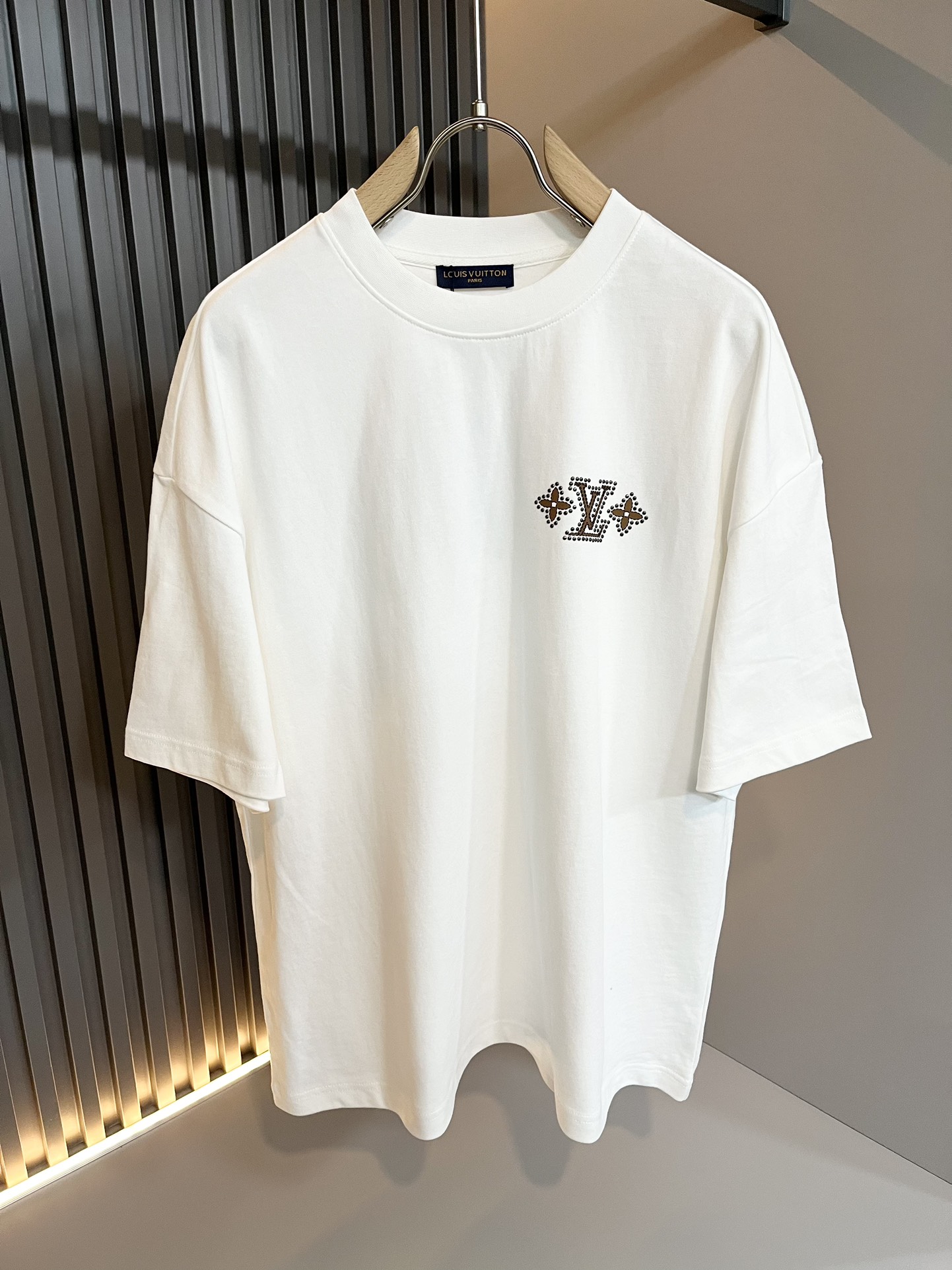  LouisVuitt*路易*登 2025春夏全新系列单品上线，非常时髦前卫的一款男女同款短袖T恤，标识