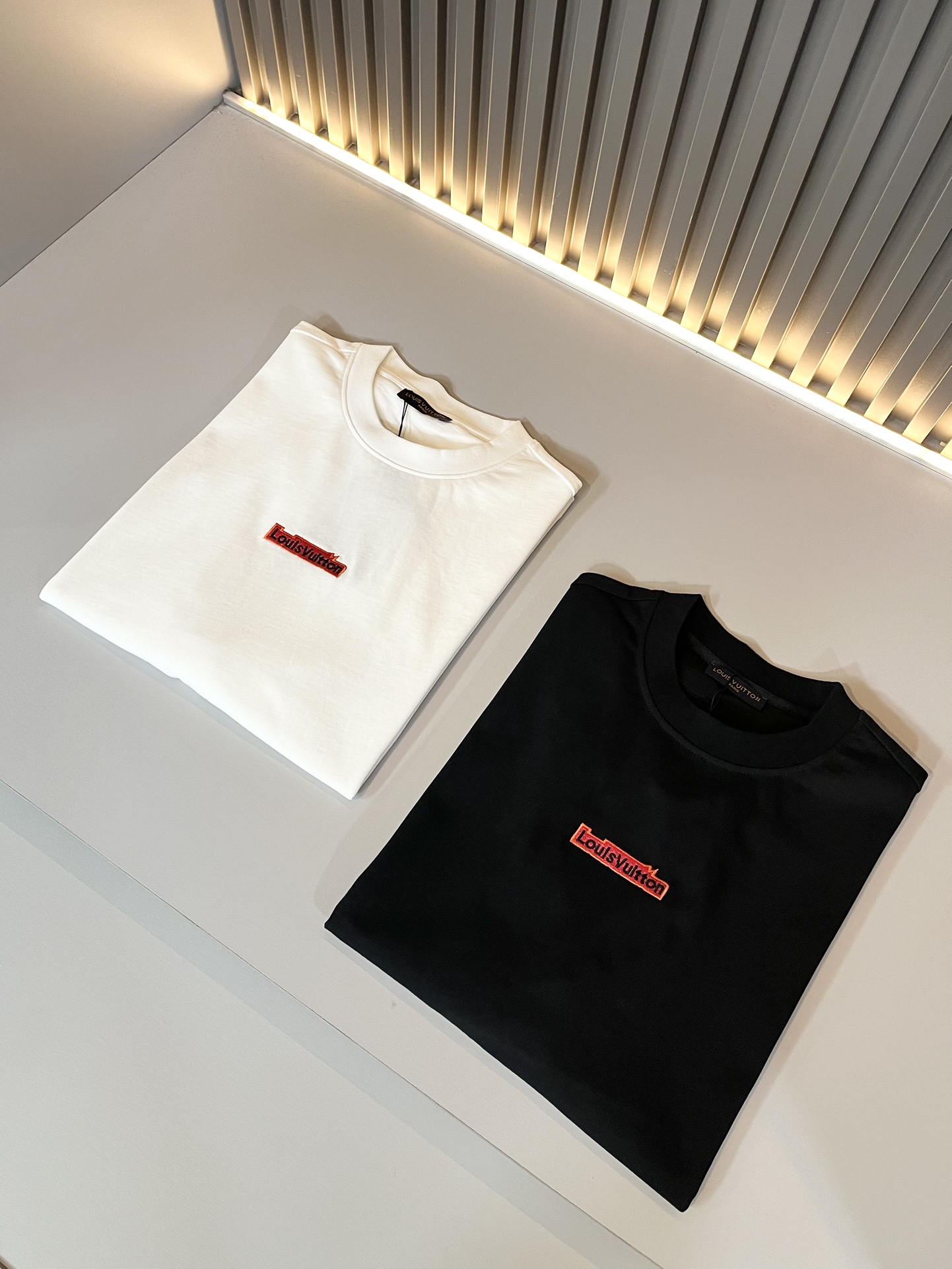 LouisVuitt*路易*登 2025春夏全新系列单品上线，非常时髦前卫的一款男女同款短袖T恤，标识