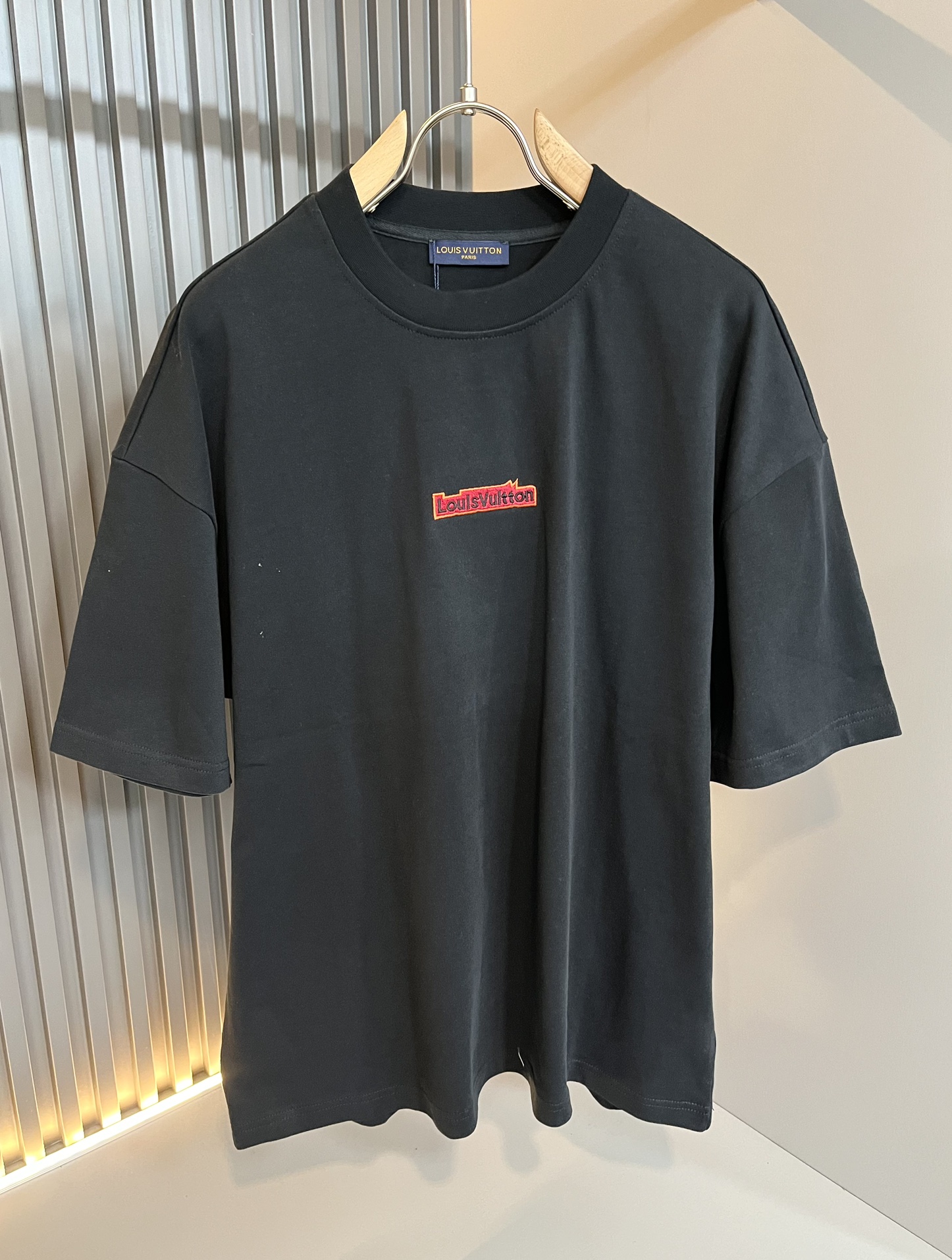  LouisVuitt*路易*登 2025春夏全新系列单品上线，非常时髦前卫的一款男女同款短袖T恤，标识