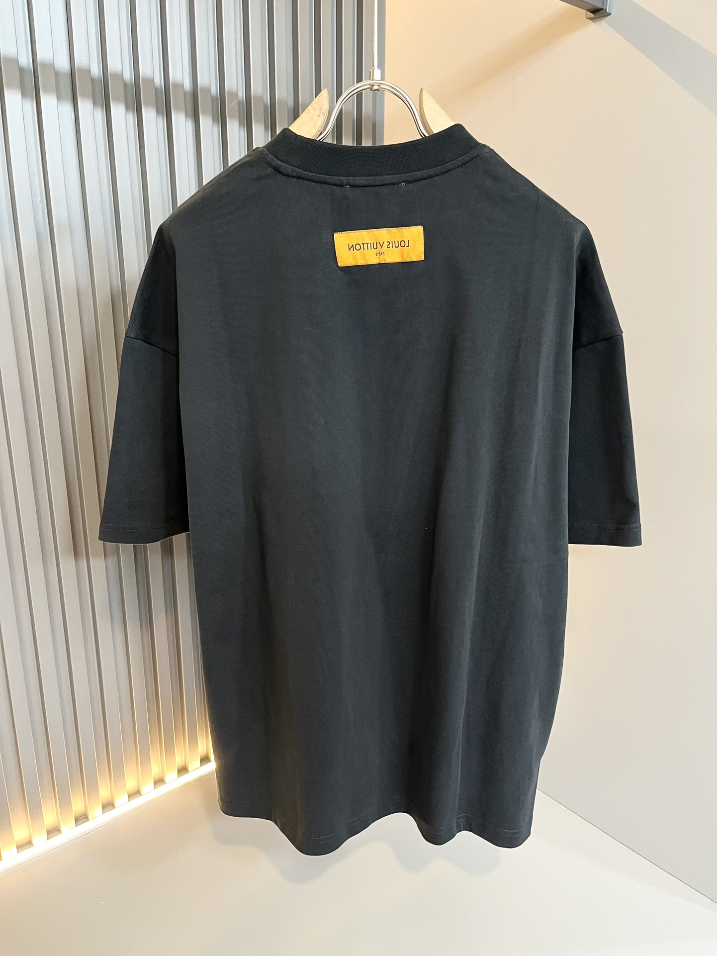  LouisVuitt*路易*登 2025春夏全新系列单品上线，非常时髦前卫的一款男女同款短袖T恤，标识