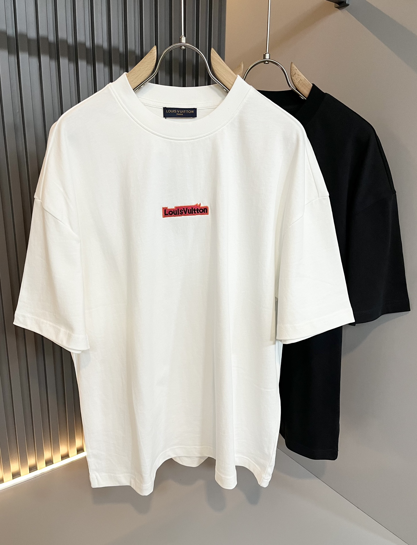  LouisVuitt*路易*登 2025春夏全新系列单品上线，非常时髦前卫的一款男女同款短袖T恤，标识