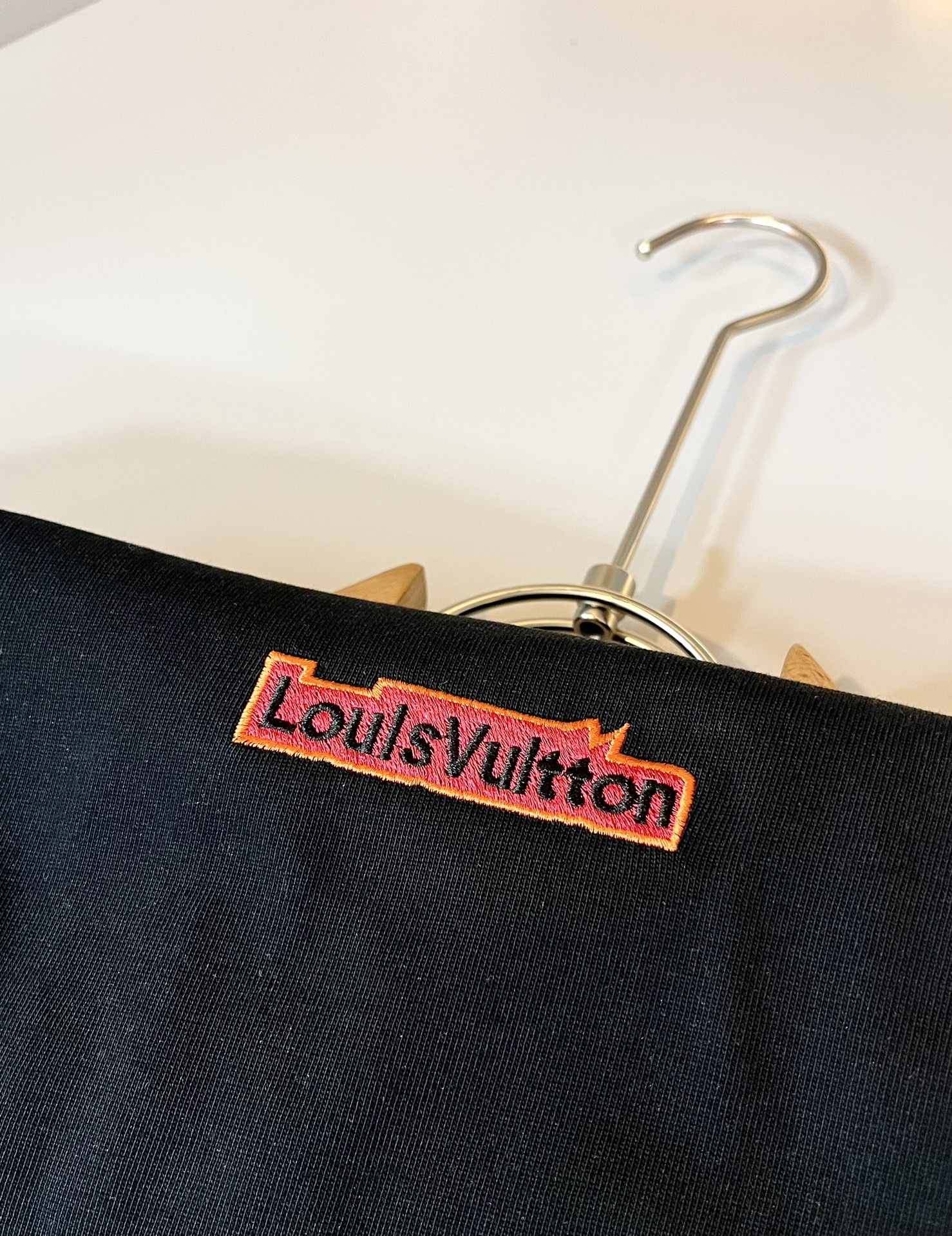  LouisVuitt*路易*登 2025春夏全新系列单品上线，非常时髦前卫的一款男女同款短袖T恤，标识