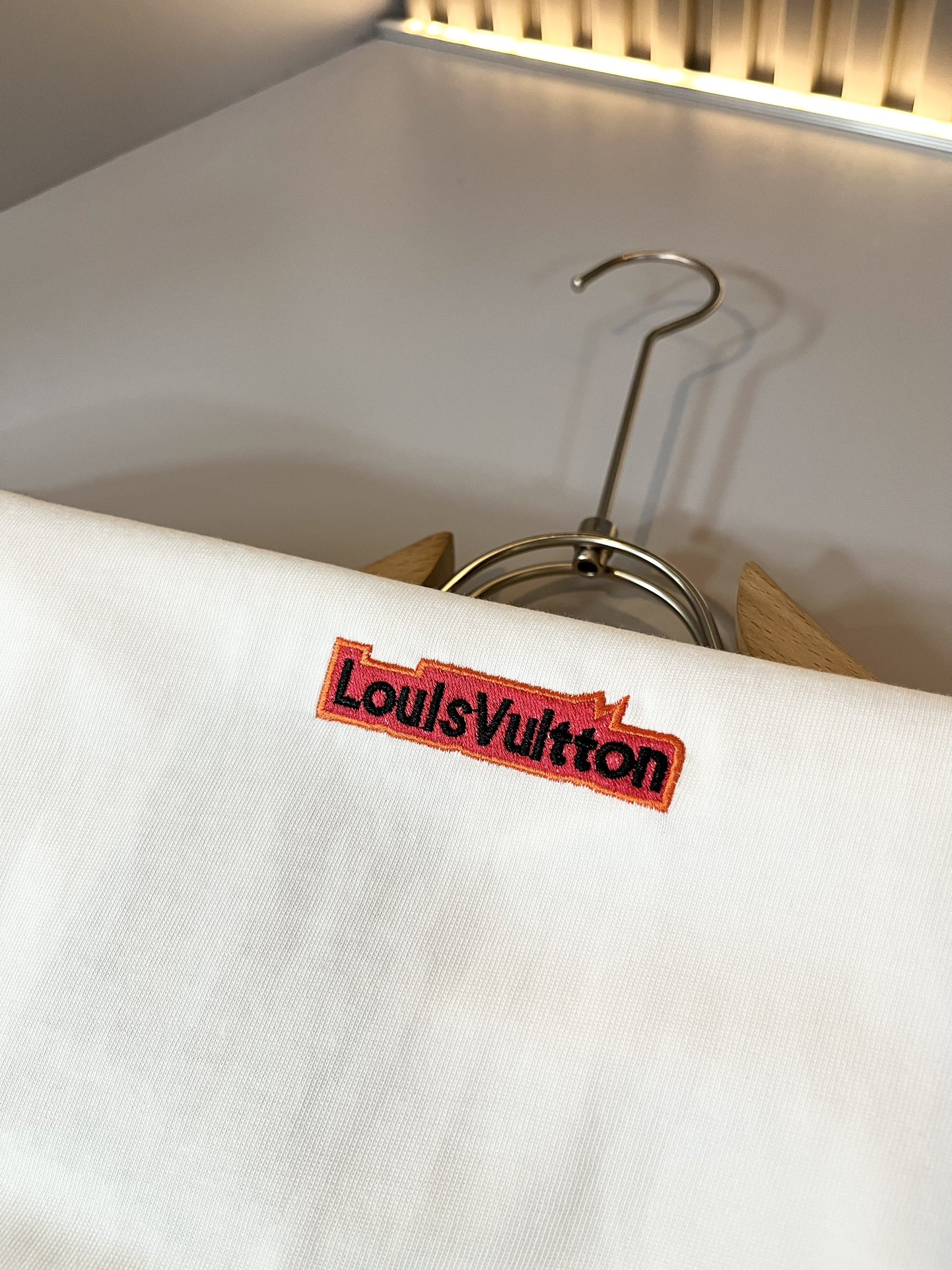  LouisVuitt*路易*登 2025春夏全新系列单品上线，非常时髦前卫的一款男女同款短袖T恤，标识