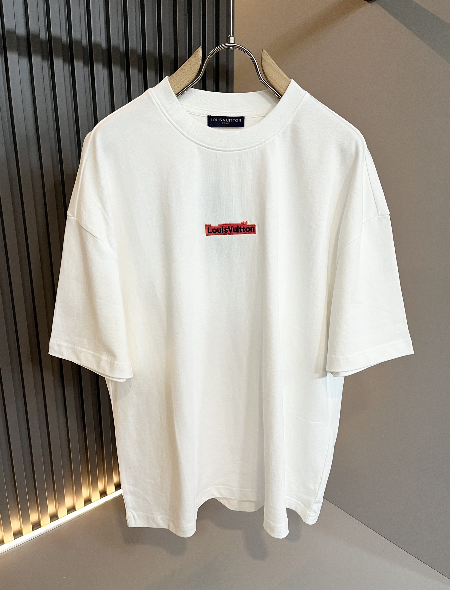 LouisVuitt*路易*登 2025春夏全新系列单品上线，非常时髦前卫的一款男女同款短袖T恤，标识