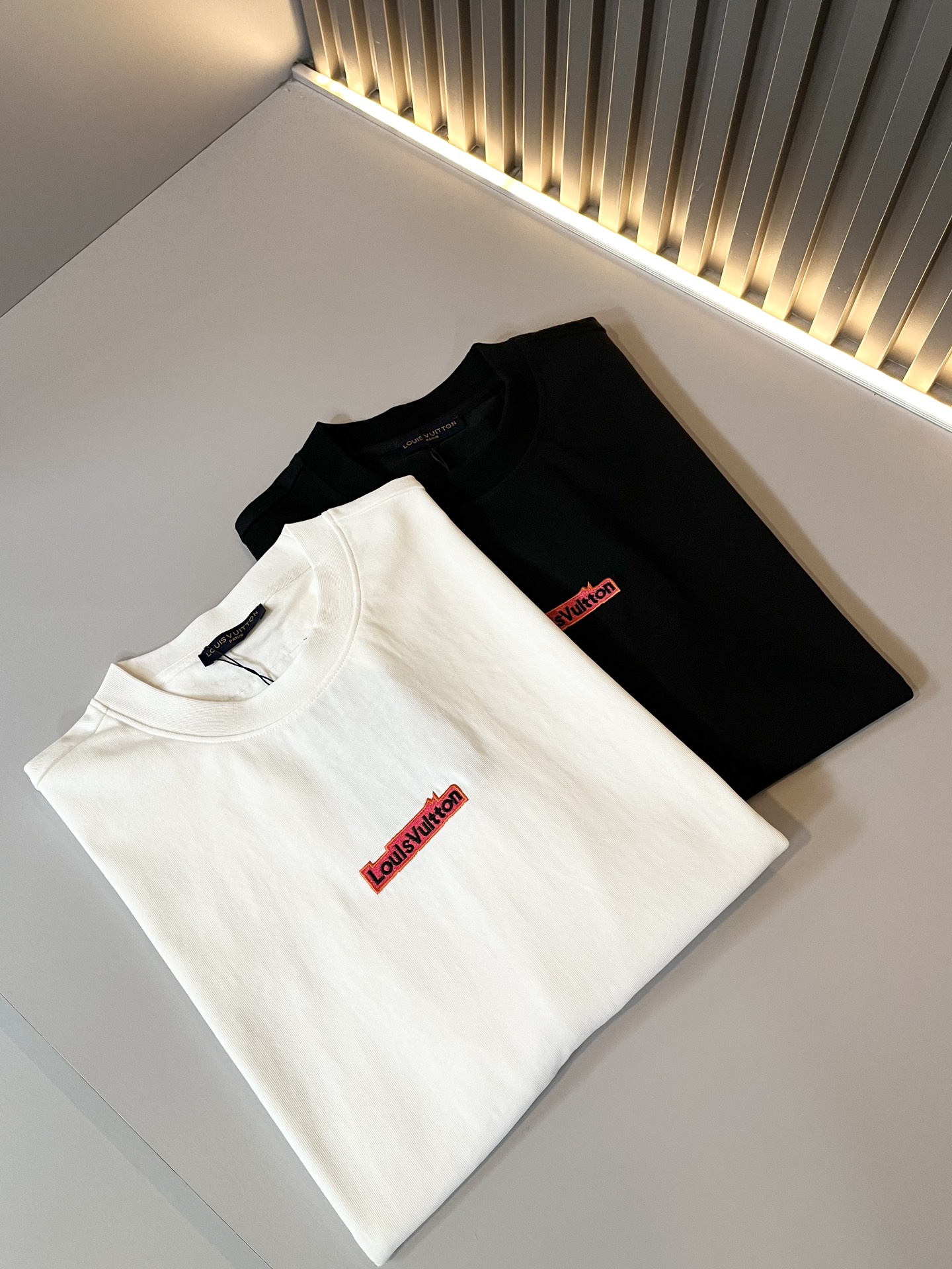  LouisVuitt*路易*登 2025春夏全新系列单品上线，非常时髦前卫的一款男女同款短袖T恤，标识