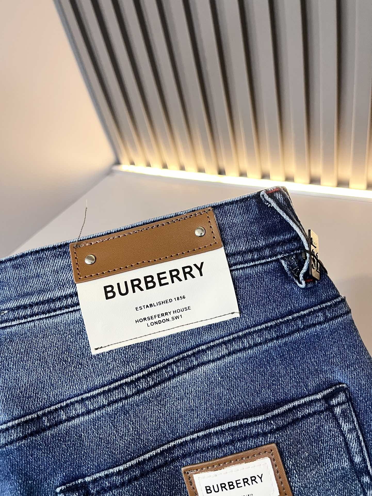 【⚠️】 BURBER*Y巴*莉 2025早春新品男士高端休闲百搭牛仔裤!对于BUR粉丝来说,这样大