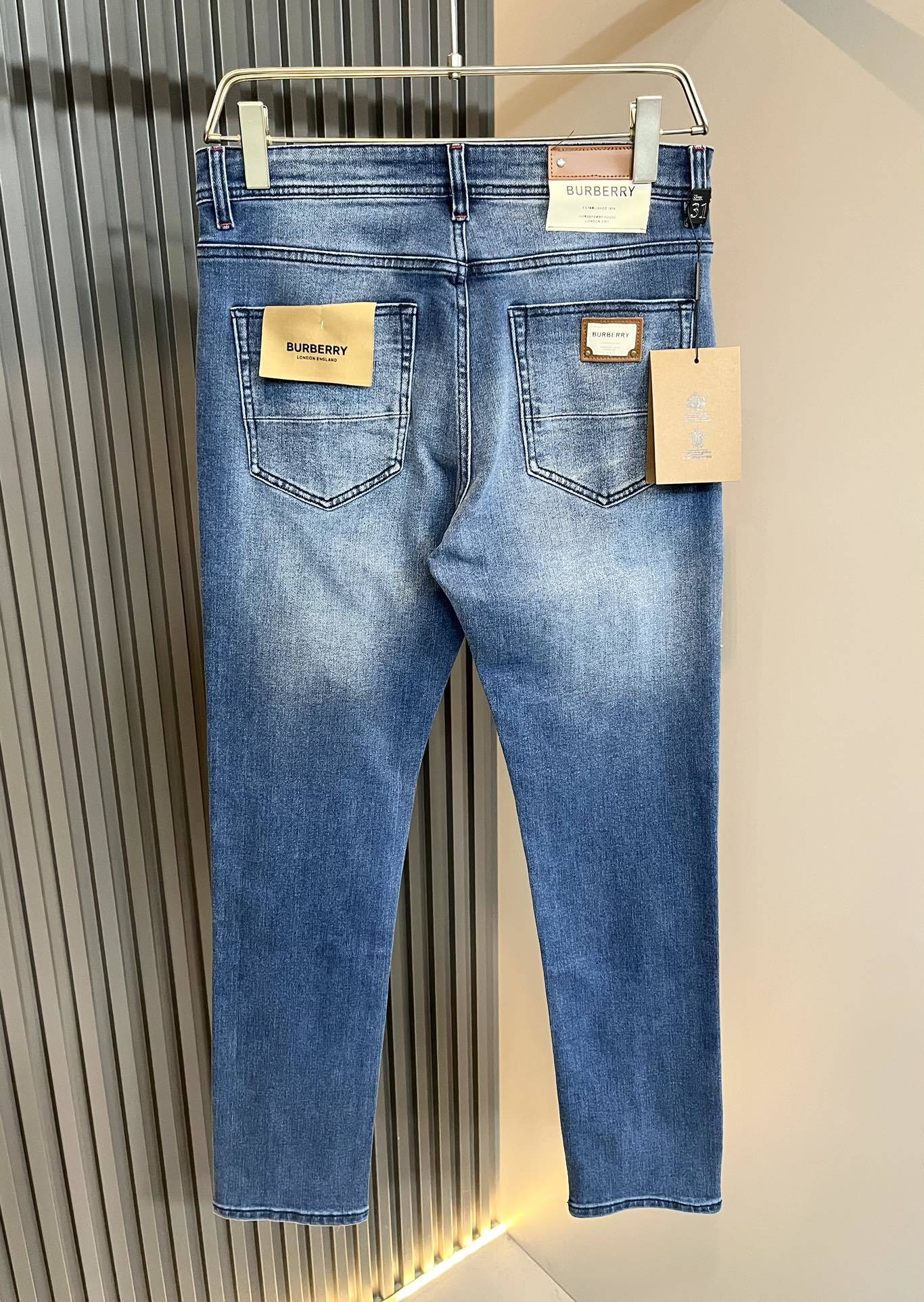 【⚠️】 BURBER*Y巴*莉 2025早春新品男士高端休闲百搭牛仔裤!对于BUR粉丝来说,这样大
