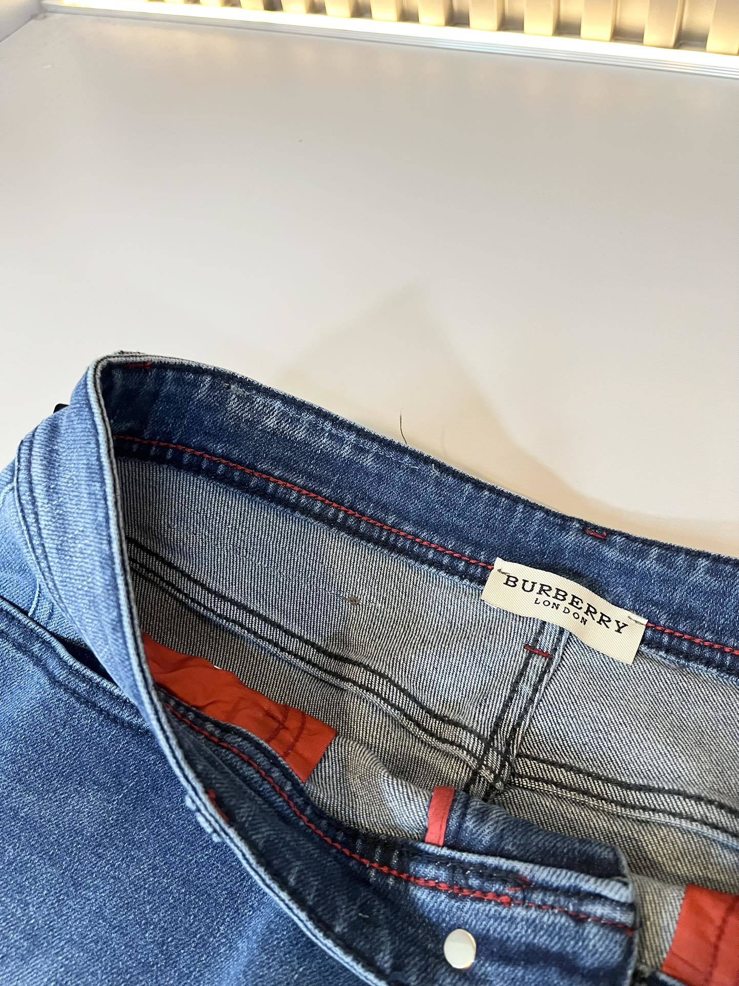 【⚠️】 BURBER*Y巴*莉 2025早春新品男士高端休闲百搭牛仔裤!对于BUR粉丝来说,这样大