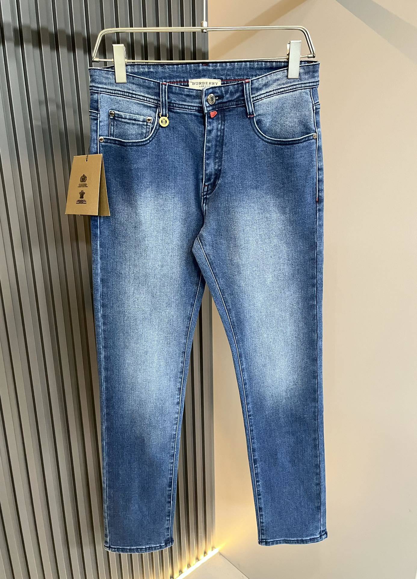 【⚠️】 BURBER*Y巴*莉 2025早春新品男士高端休闲百搭牛仔裤!对于BUR粉丝来说,这样大